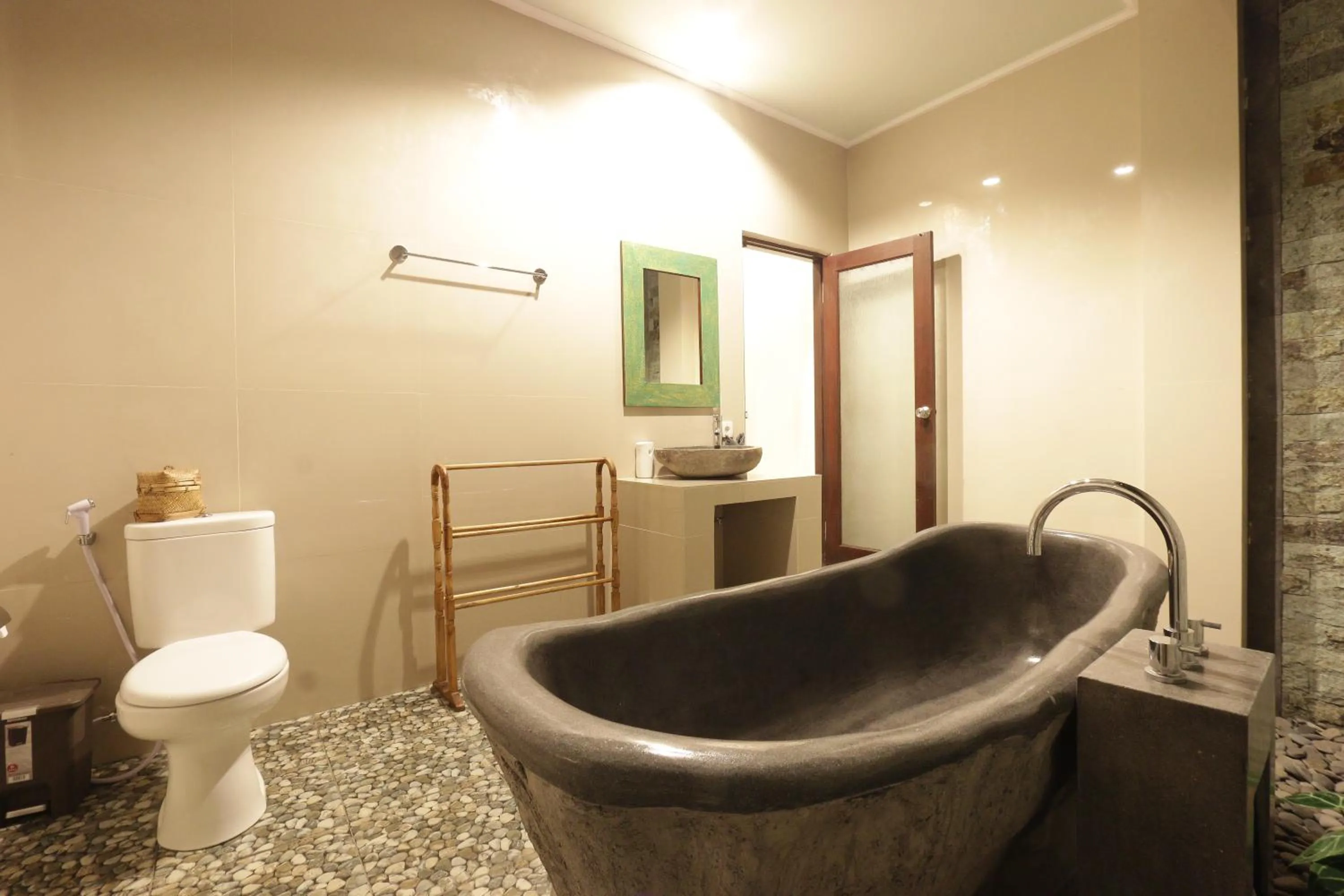 Bathroom in Duana Sari by Mahaputra