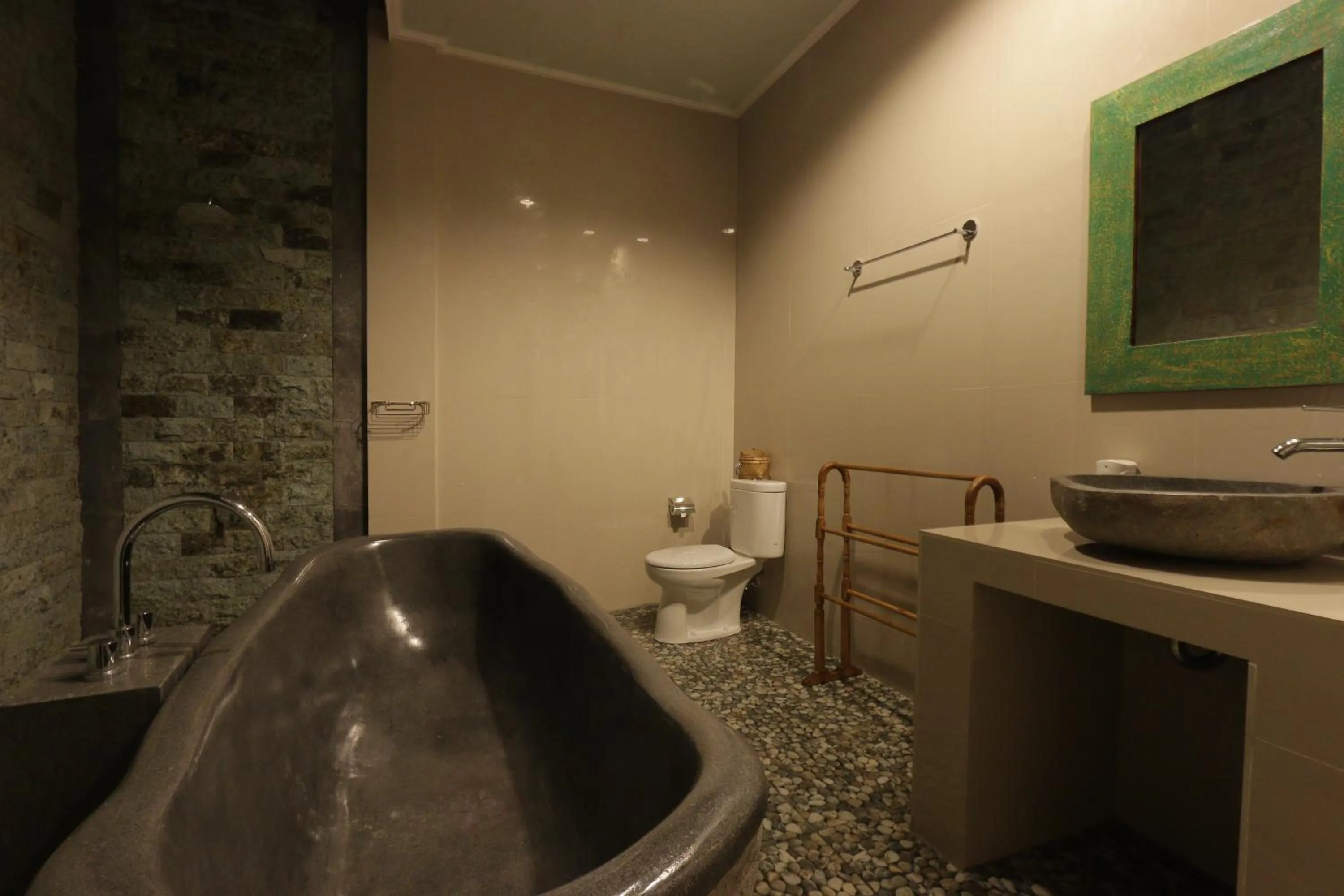 Bathroom in Duana Sari by Mahaputra