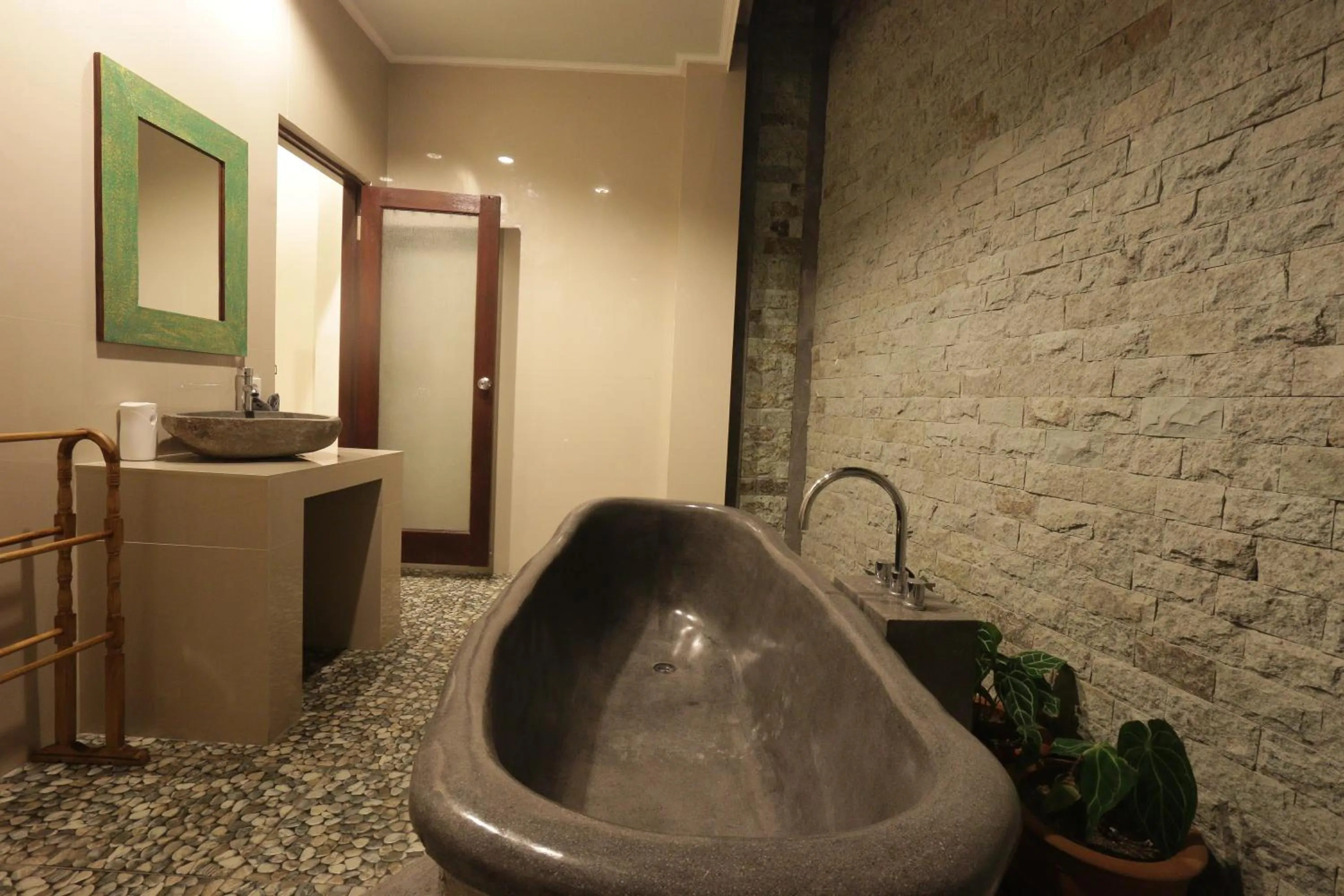 Bathroom in Duana Sari by Mahaputra