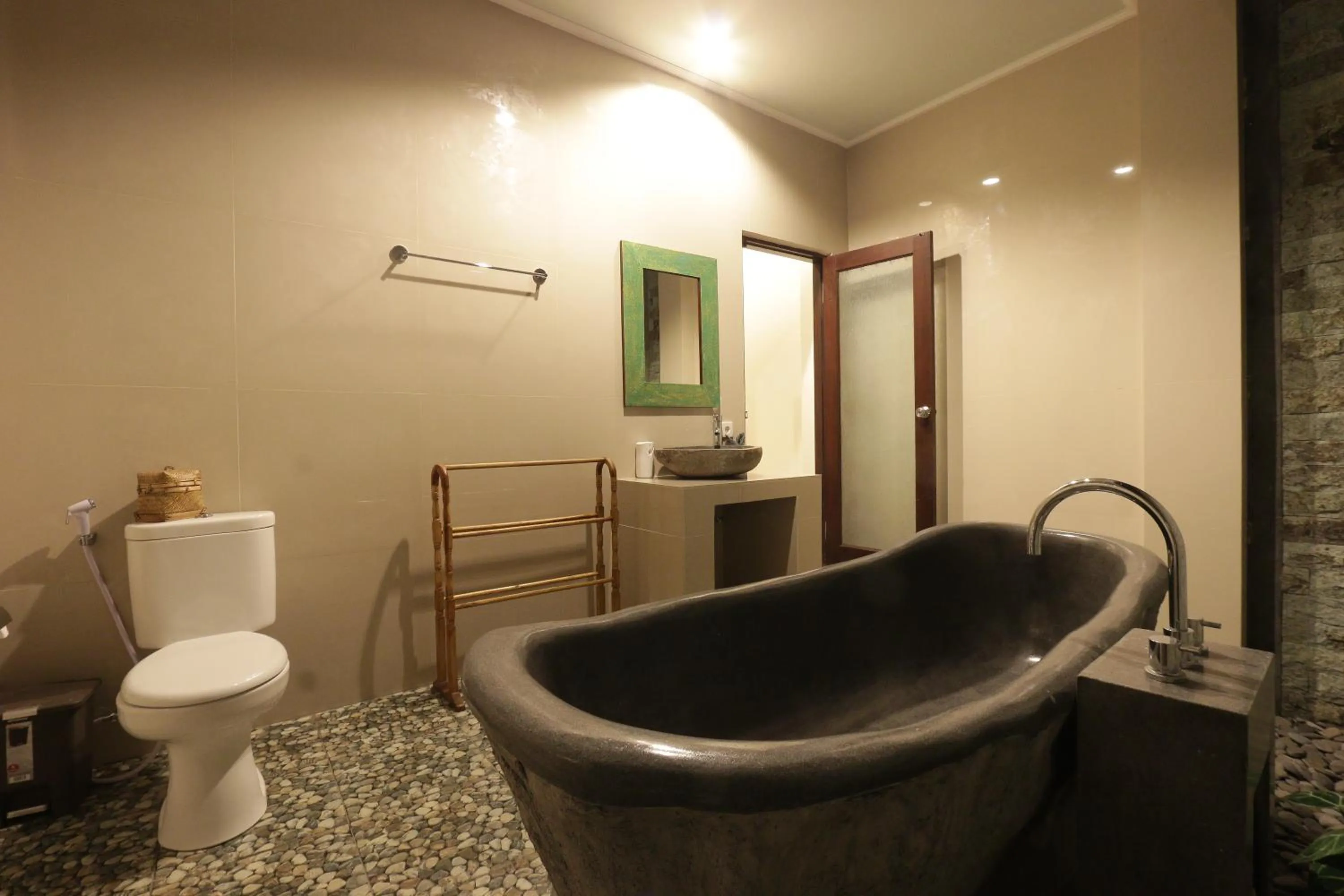 Bathroom in Duana Sari by Mahaputra