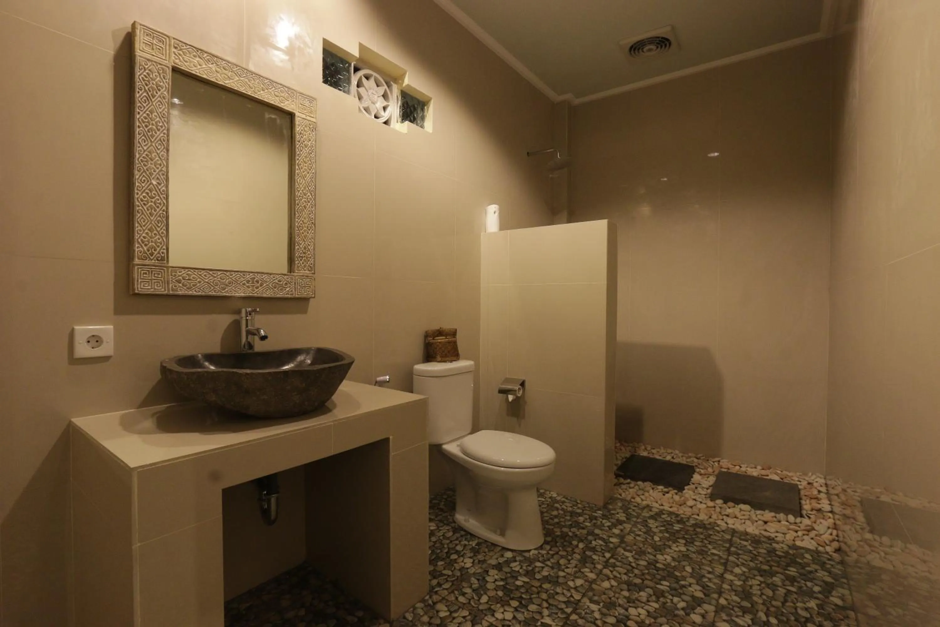 Bathroom in Duana Sari by Mahaputra