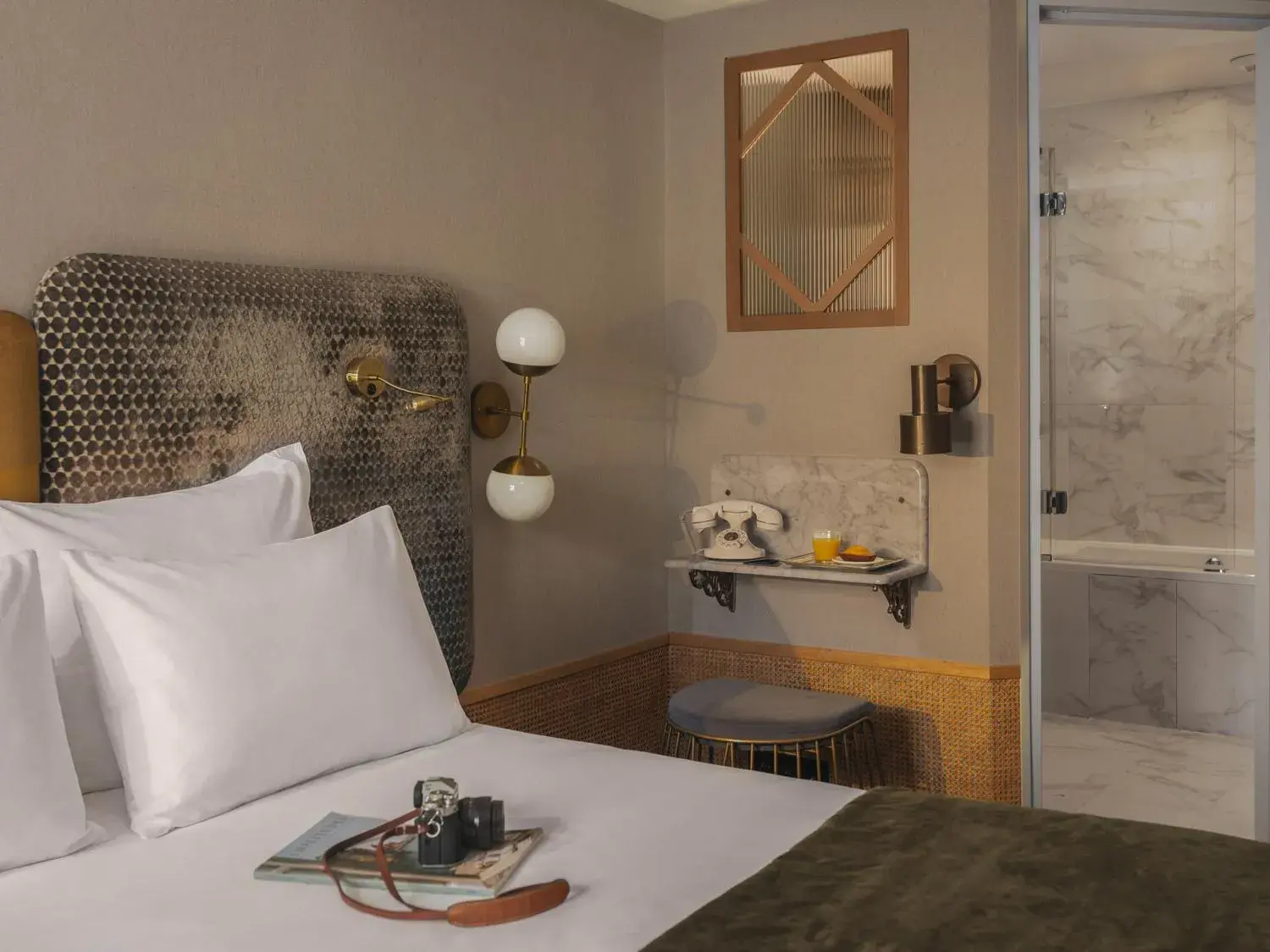 Superior Double Room with Bath in Handsome Hotel Superior Double Room with Bath in Handsome Hotel