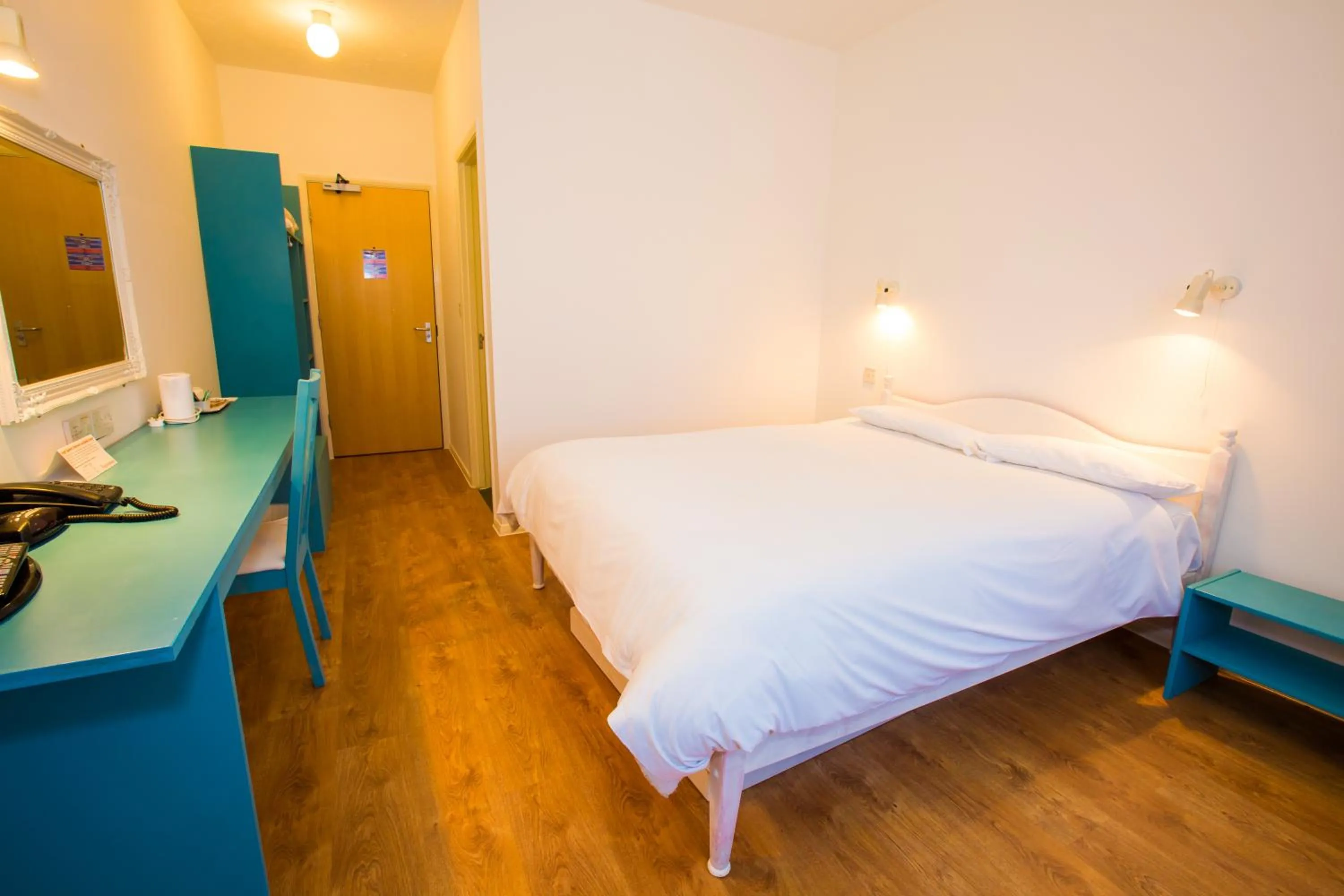 Photo of the whole room, Bed in Gray Manor Hotel