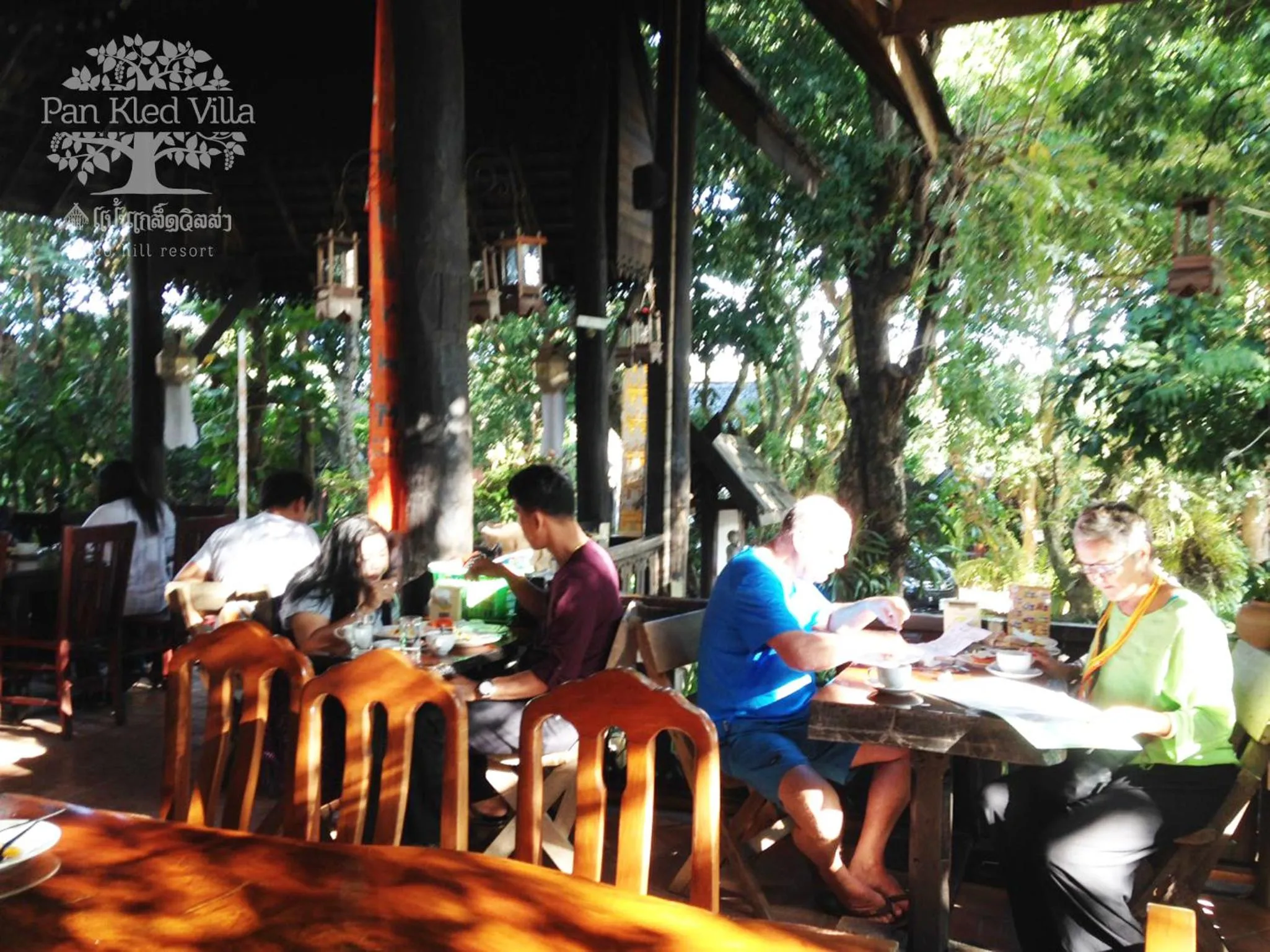 Communal lounge/ TV room in PAN KLED VILLA eco hill resort