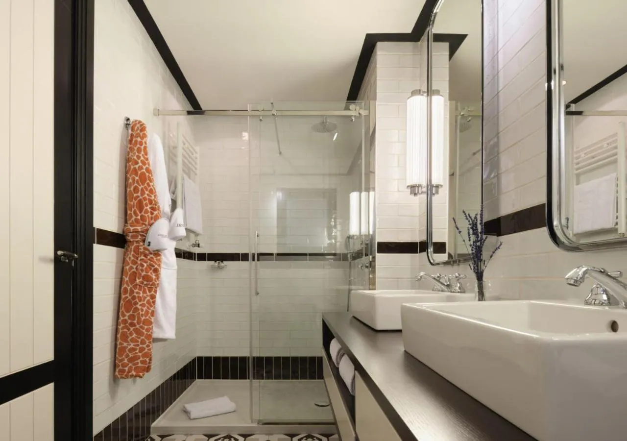 Shower in Only YOU Hotel Atocha