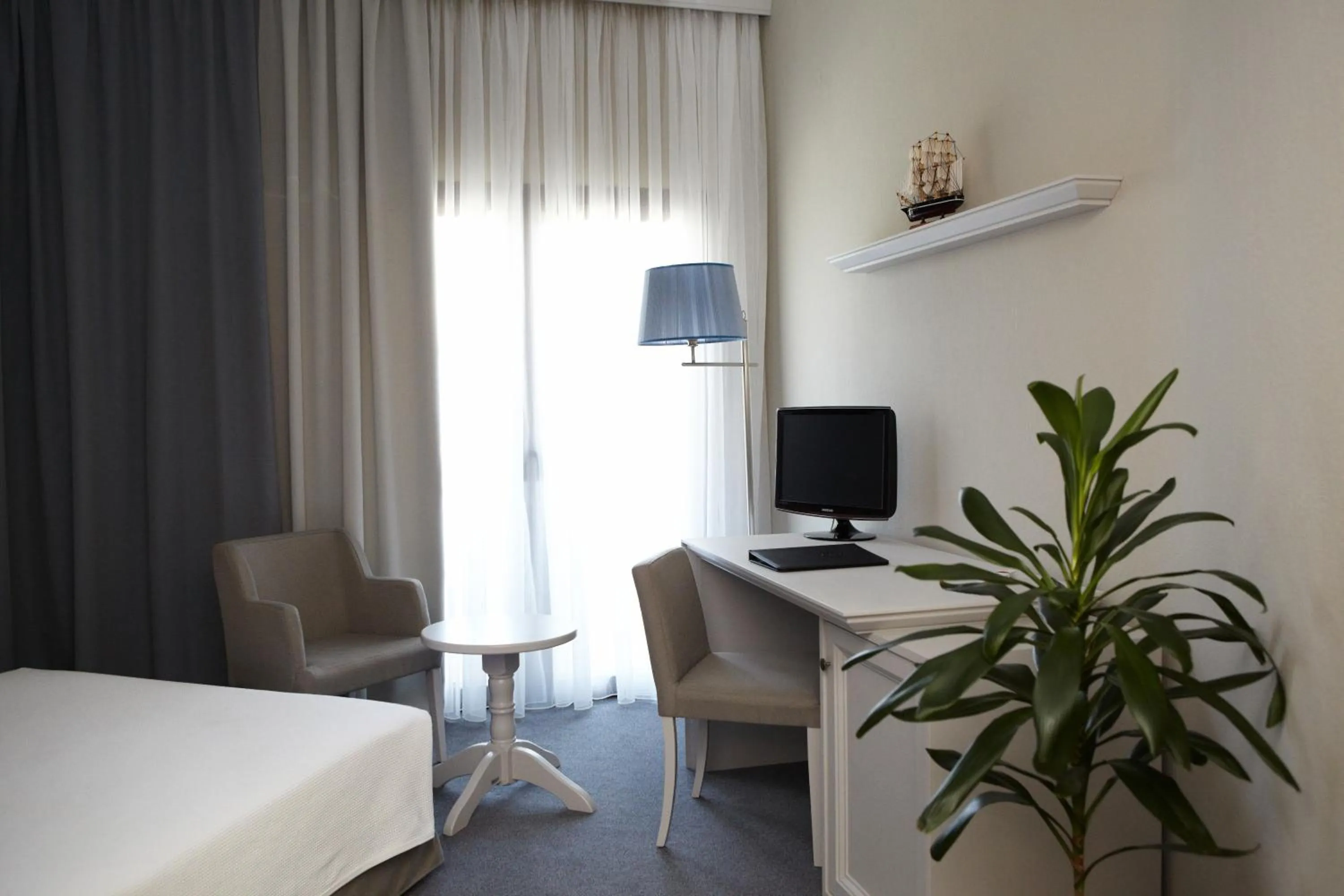 Seating area, Bed in Rodopi Hotel