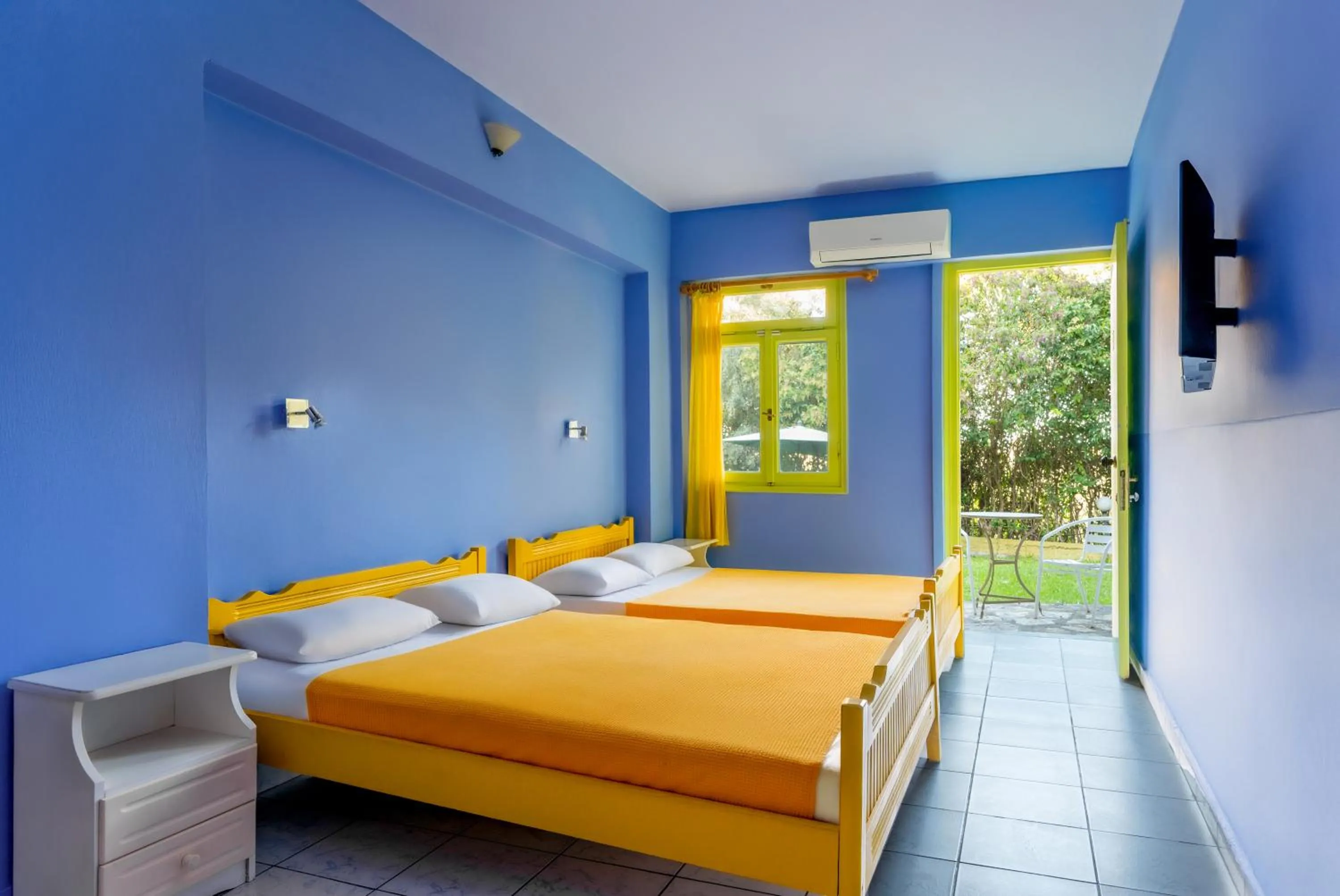 Bed in Summer House Louisa