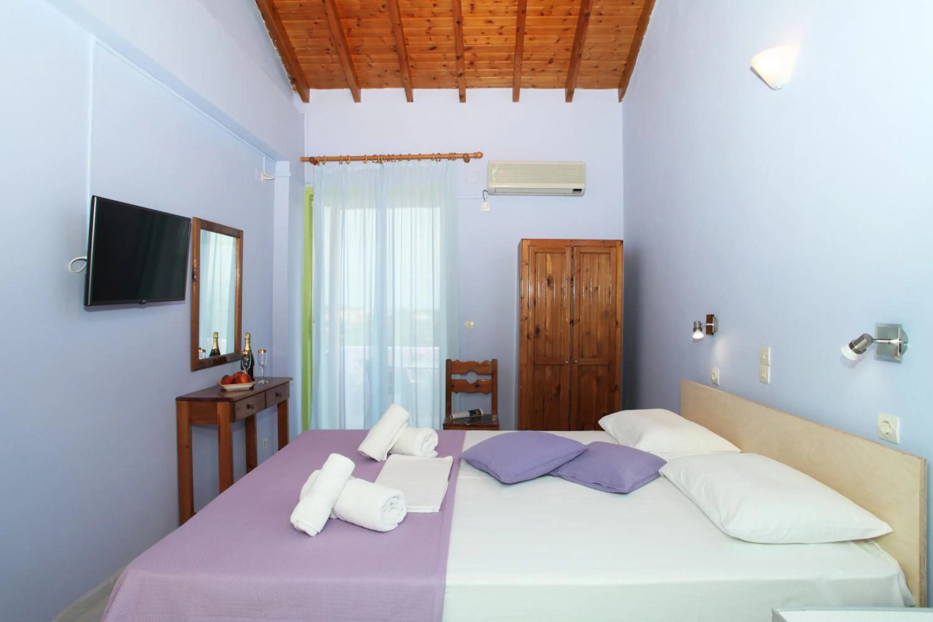 Photo of the whole room, Bed in Summer House Louisa