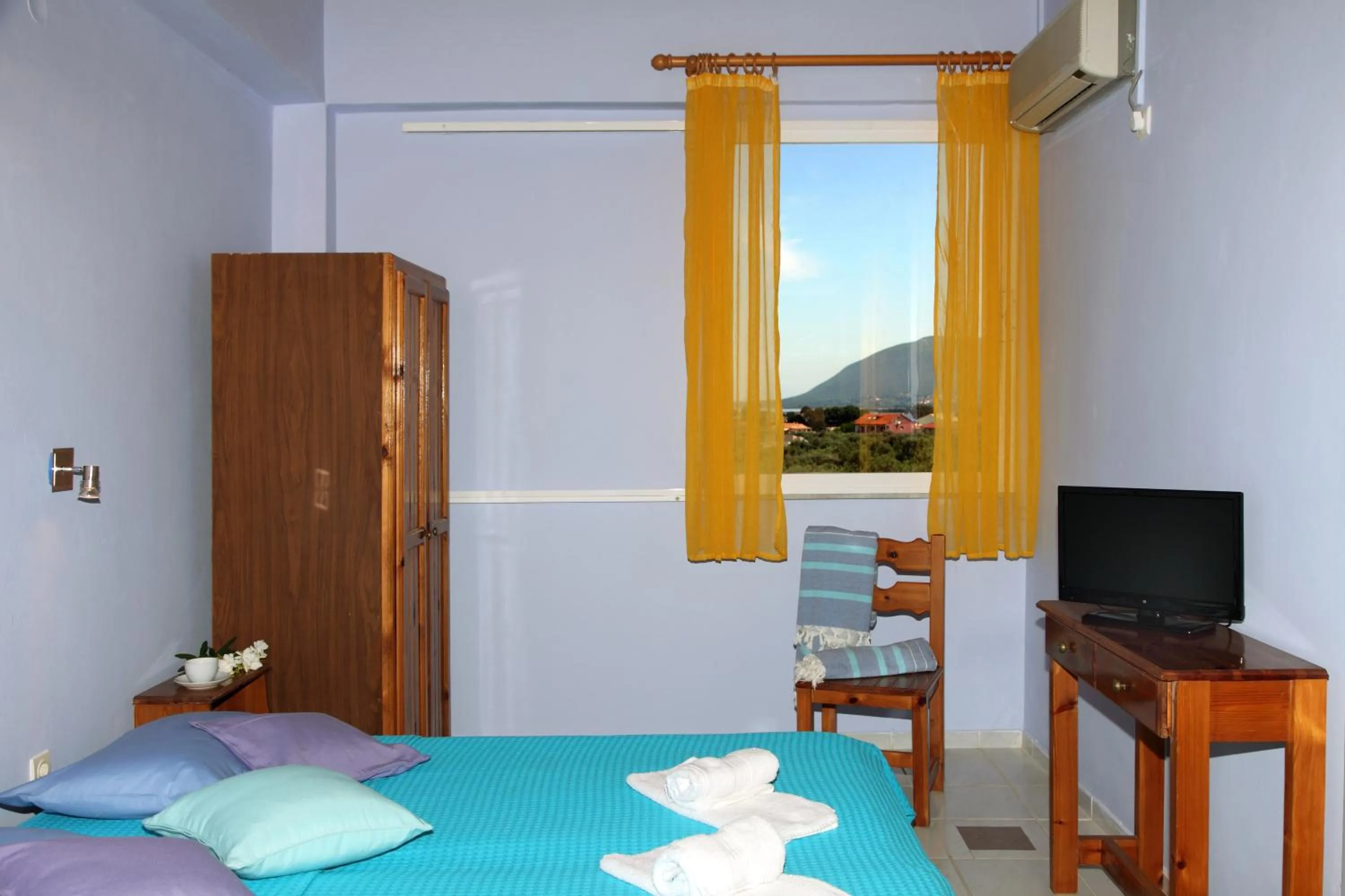 Photo of the whole room, Bed in Summer House Louisa