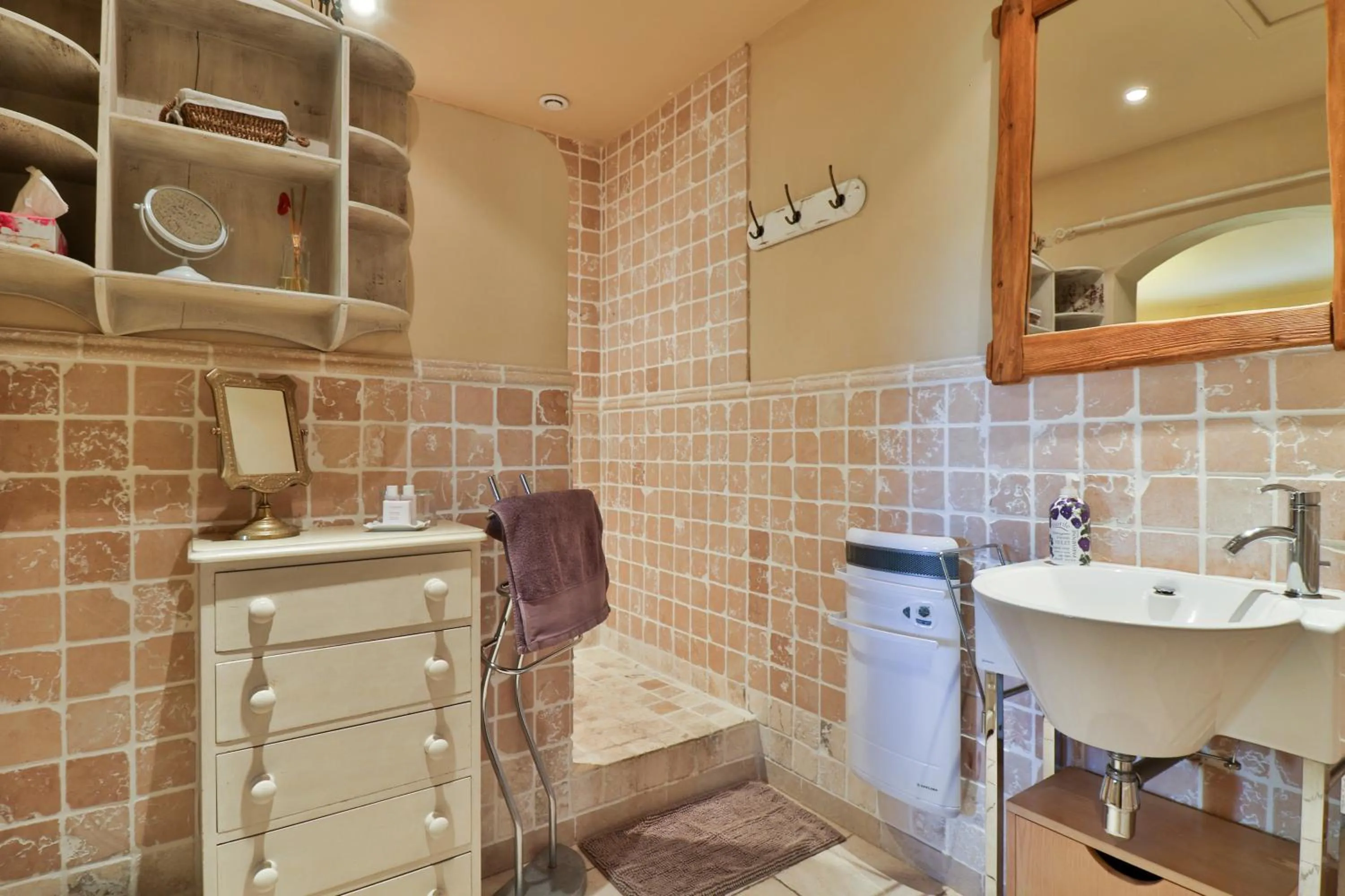 Bathroom in Les Carmes and spa