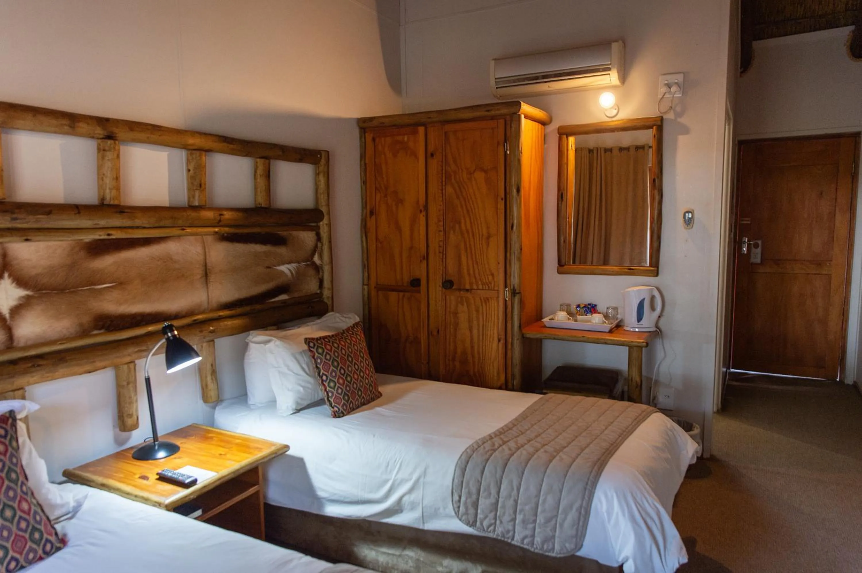 Bed in Riverside Lodge & Conference Center