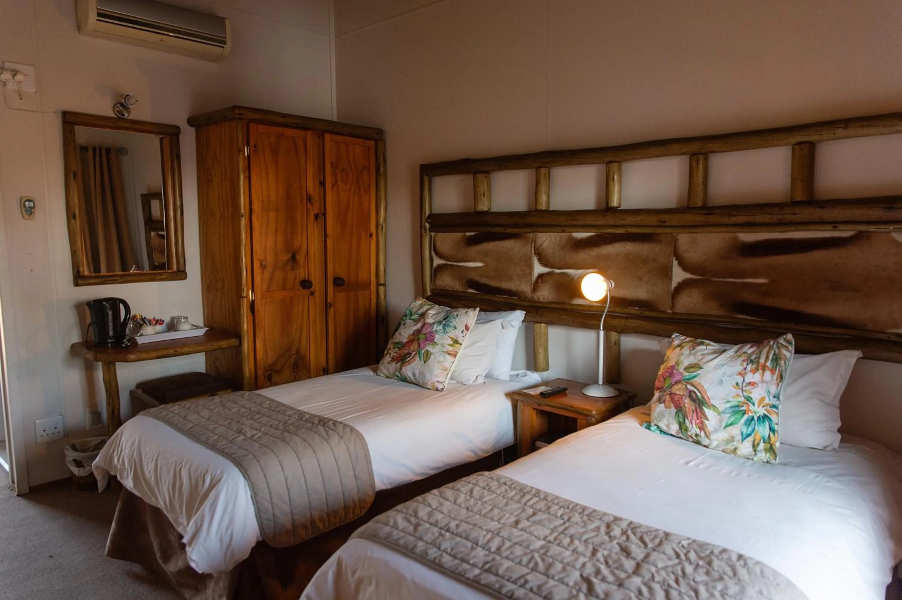 Bed in Riverside Lodge & Conference Center