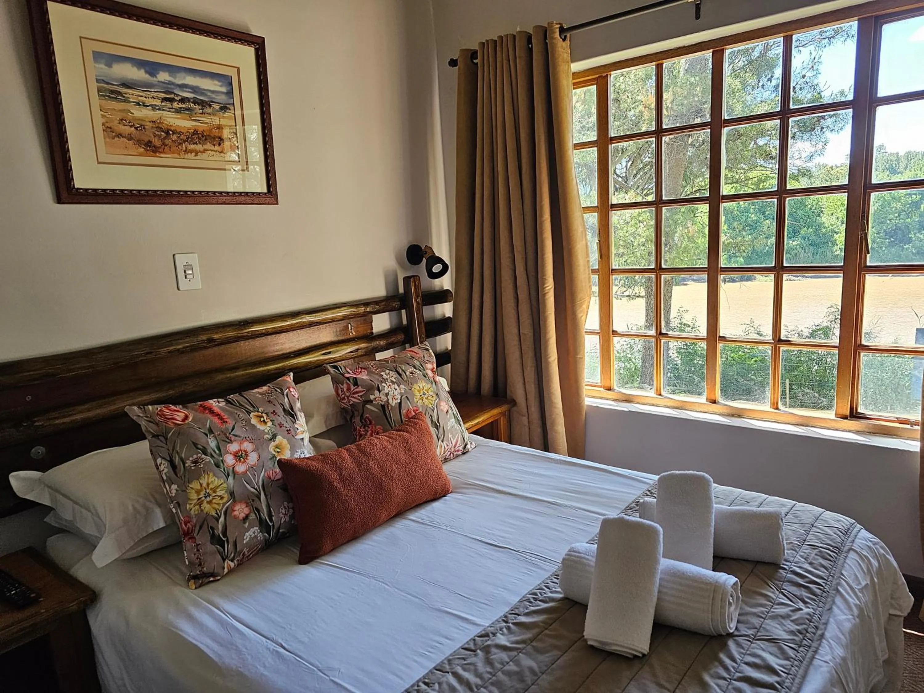 Bed in Riverside Lodge & Conference Center