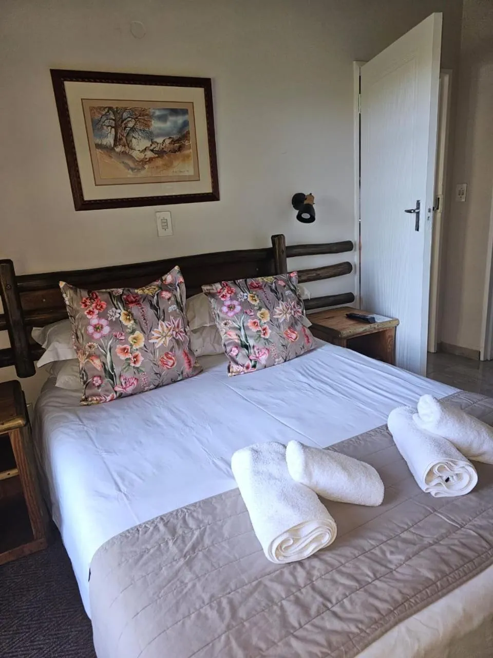 Bed in Riverside Lodge & Conference Center