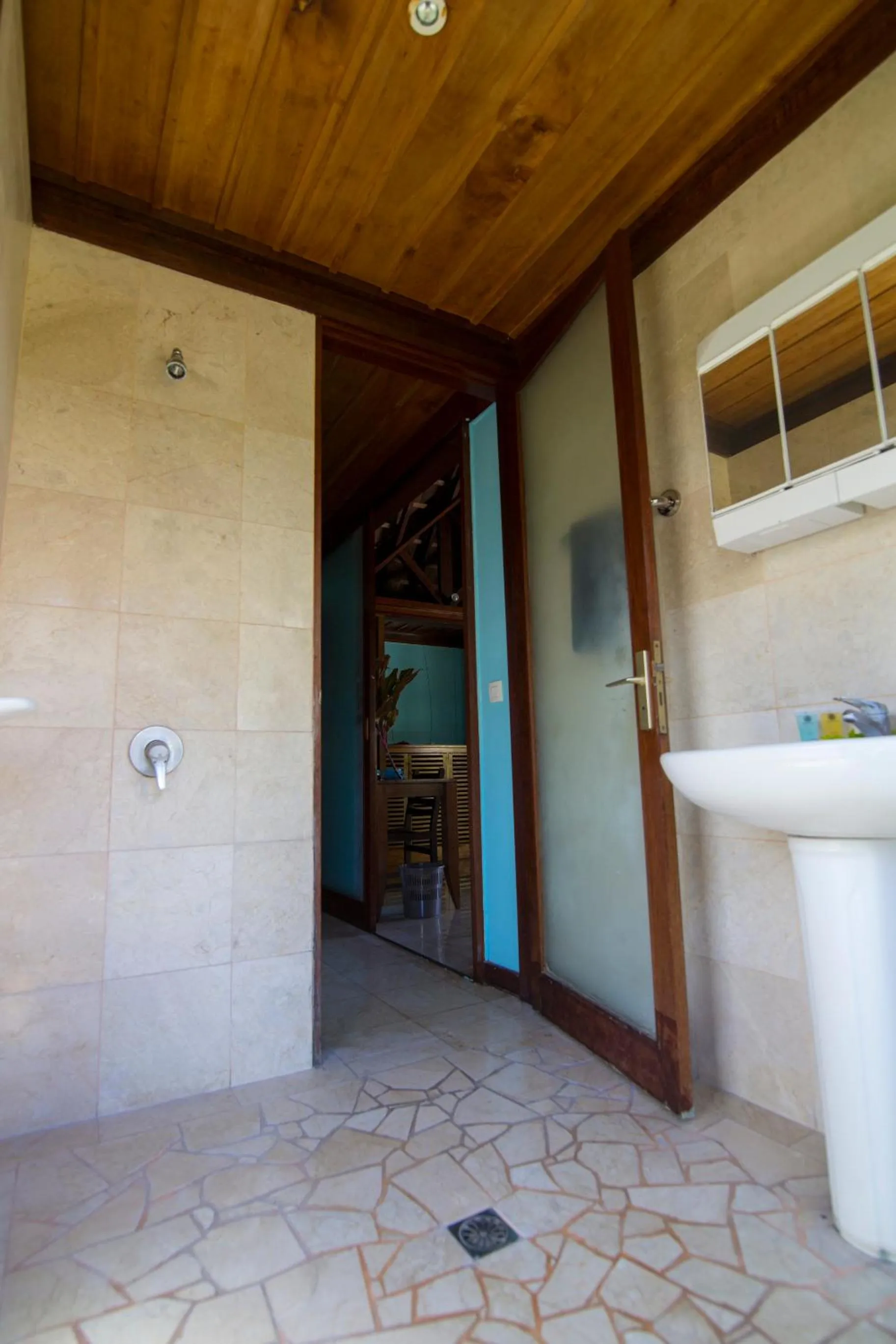 Shower in Oa Oa Lodge