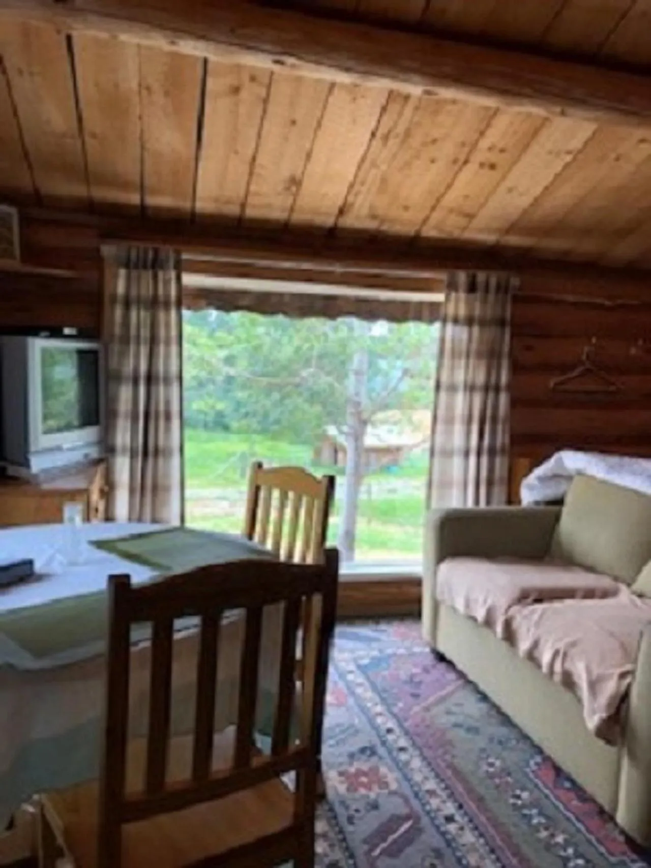 Seating area, Bed in Nimpo Lake Resort