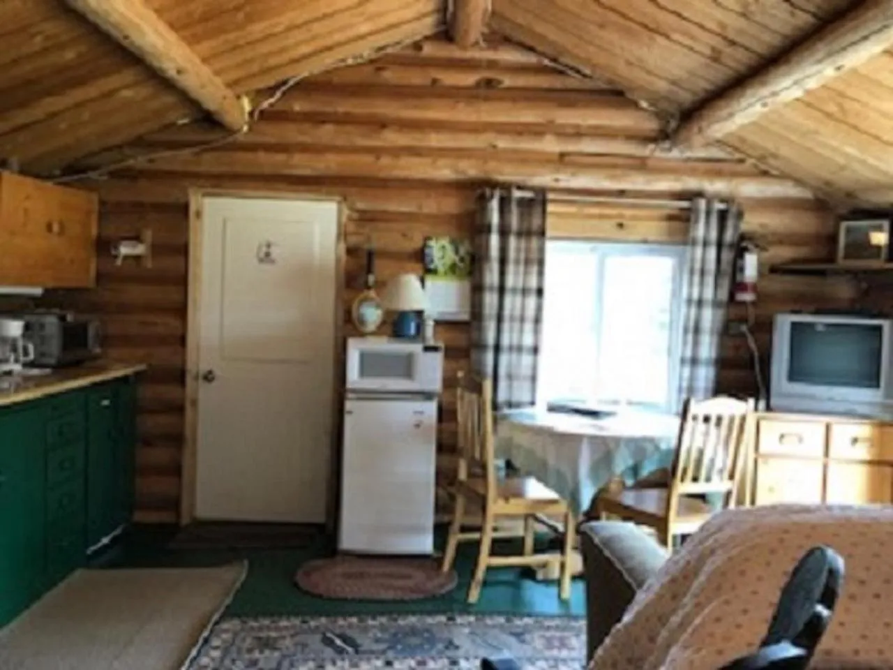 Kitchen or kitchenette in Nimpo Lake Resort