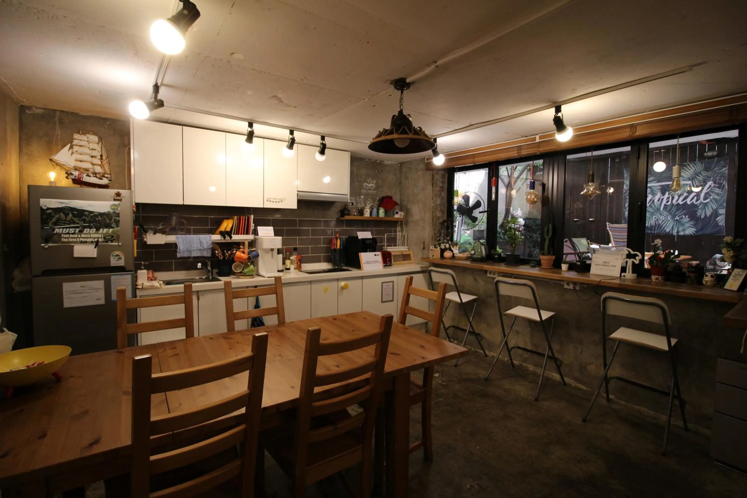 Restaurant/places to eat in Bunk Guesthouse Hongdae