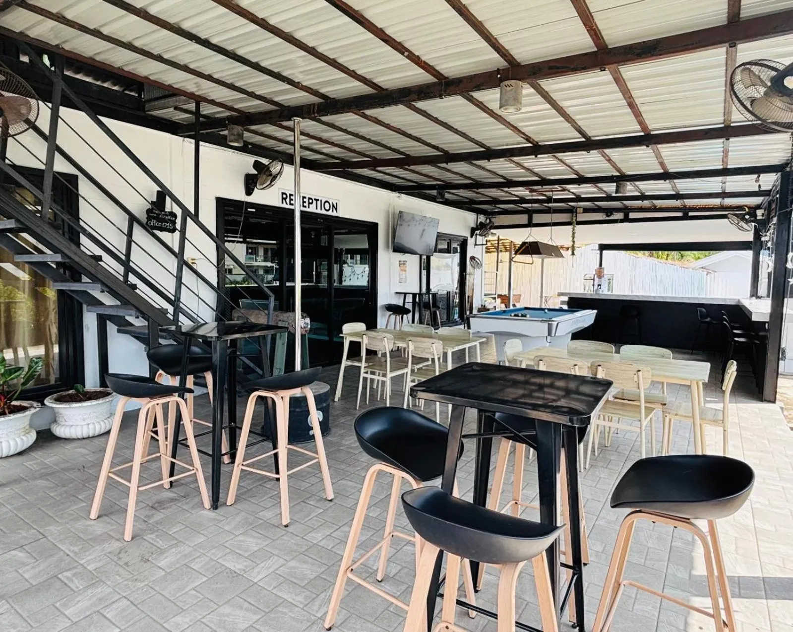 Restaurant/places to eat in 1715 House - White Rhino