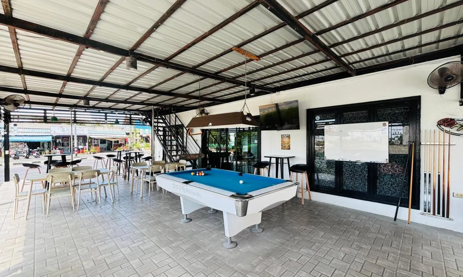 Restaurant/places to eat in 1715 House - White Rhino