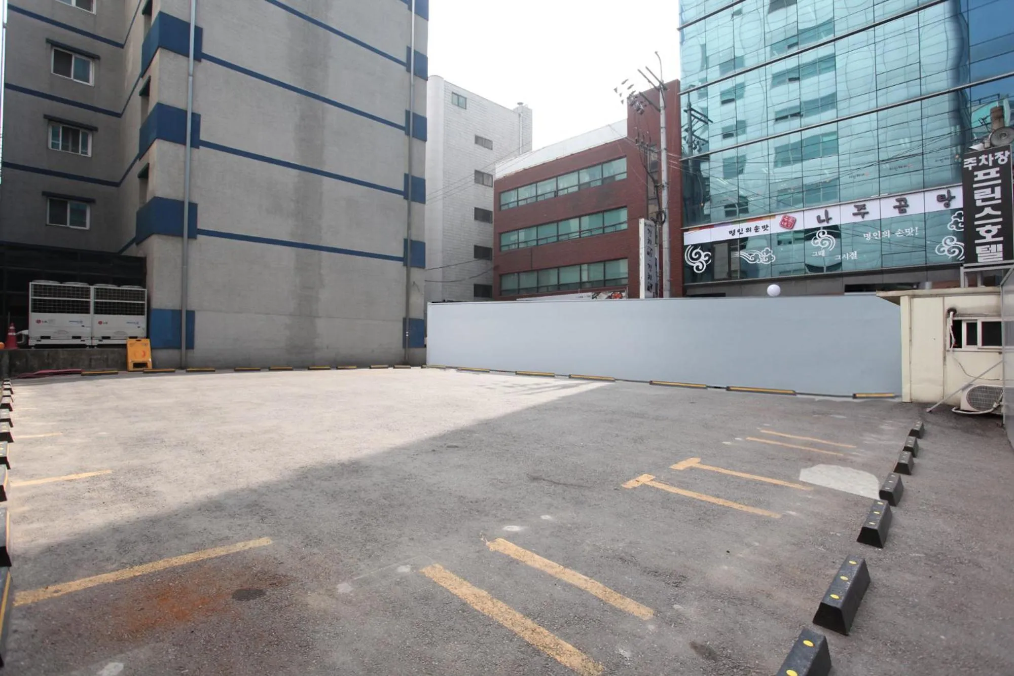 Decorative detail in Prince Hotel