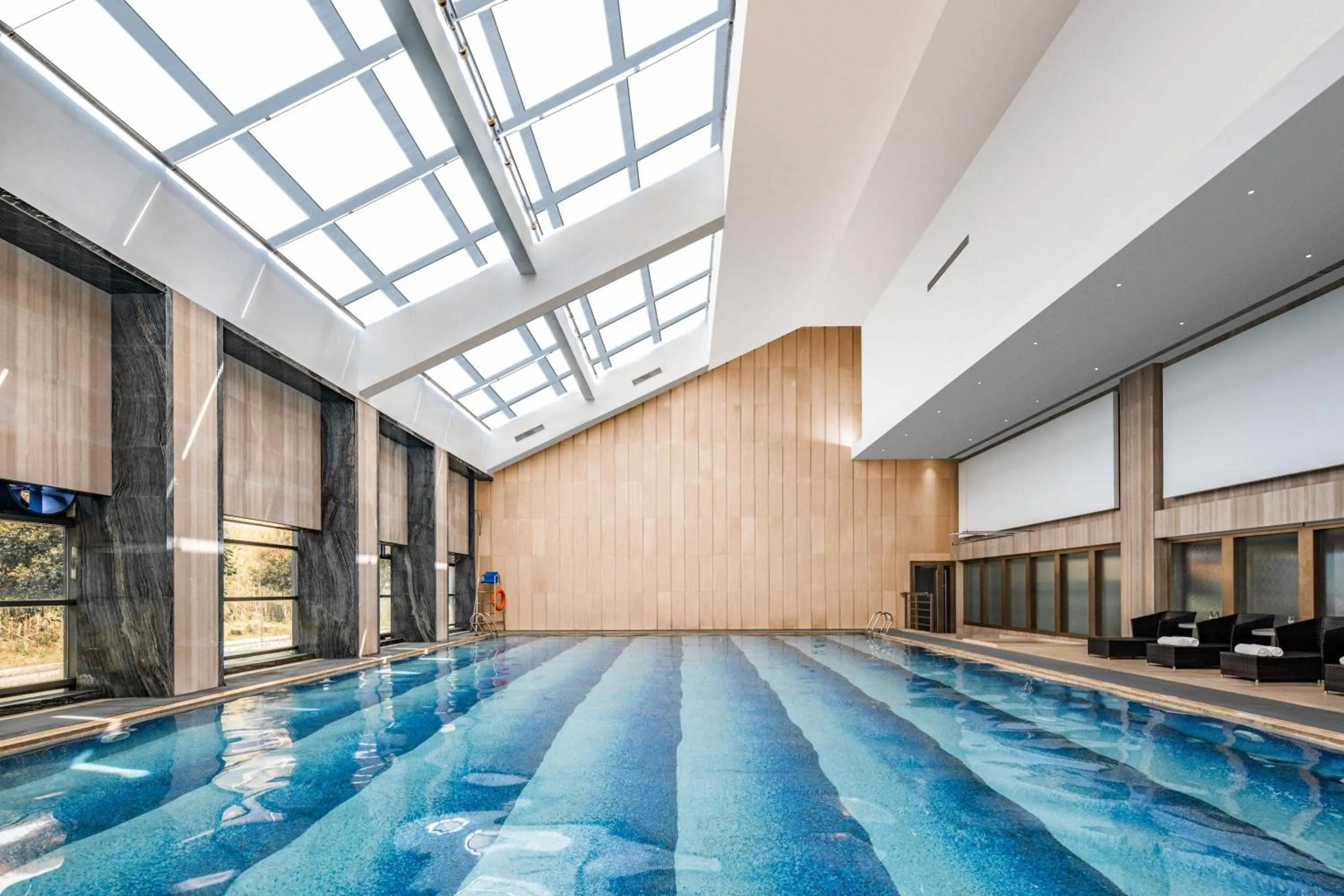 Swimming pool in LakeSide Resort Jingdezhen