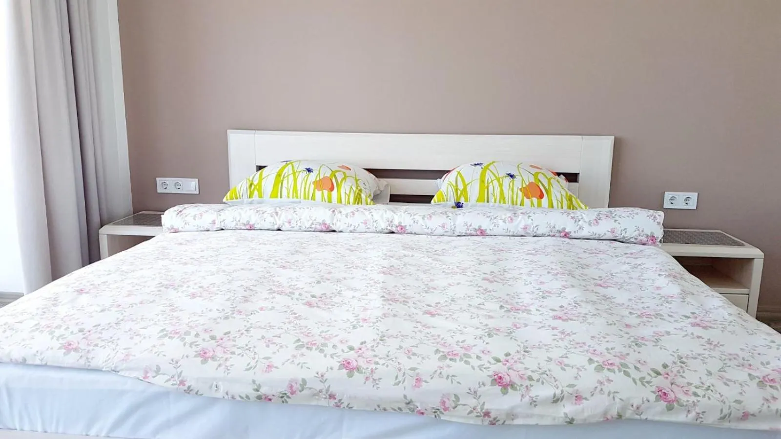 Bed in Best Apartments in Most City, River View