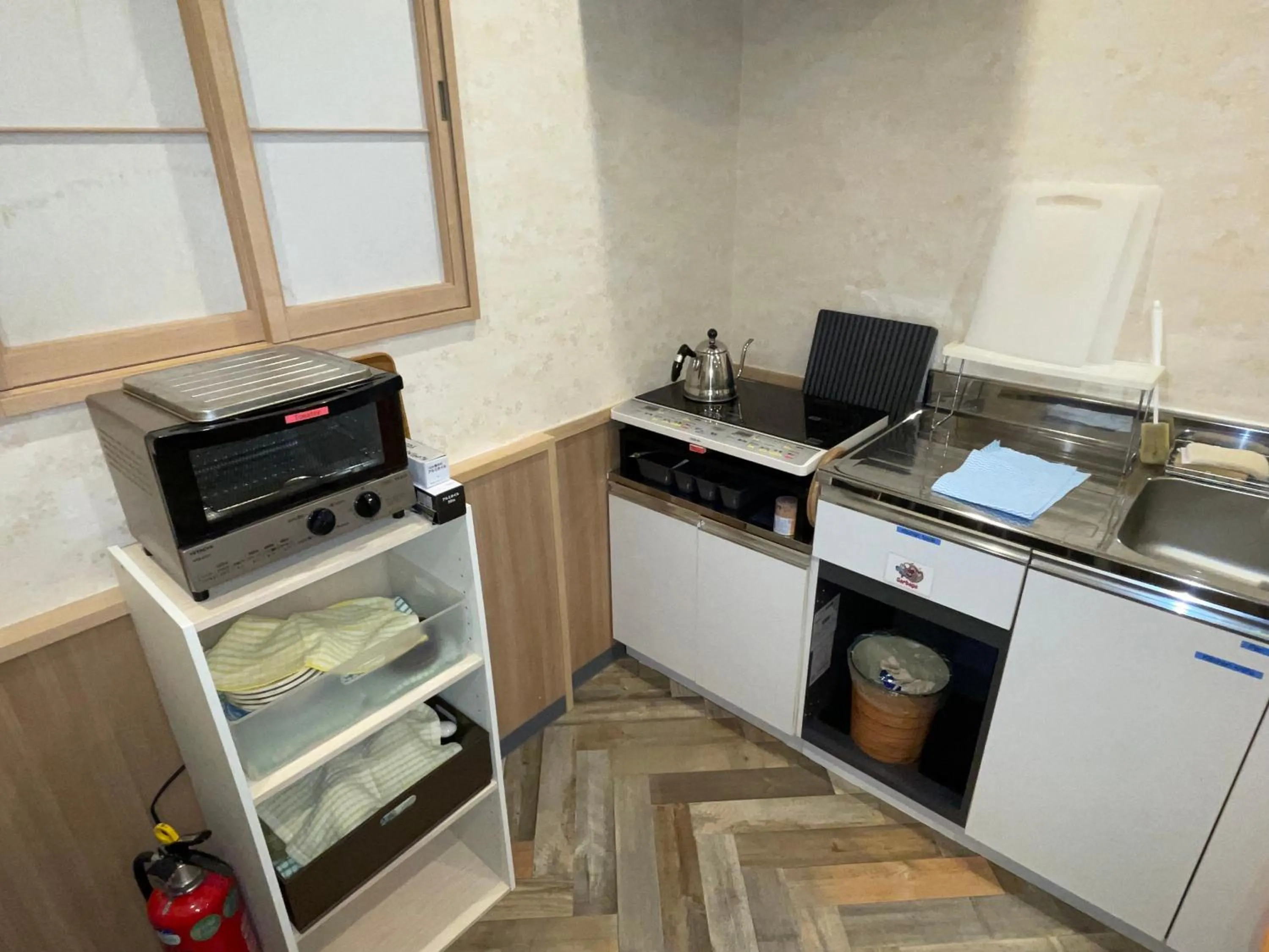 Communal kitchen in GuestHouse Guu