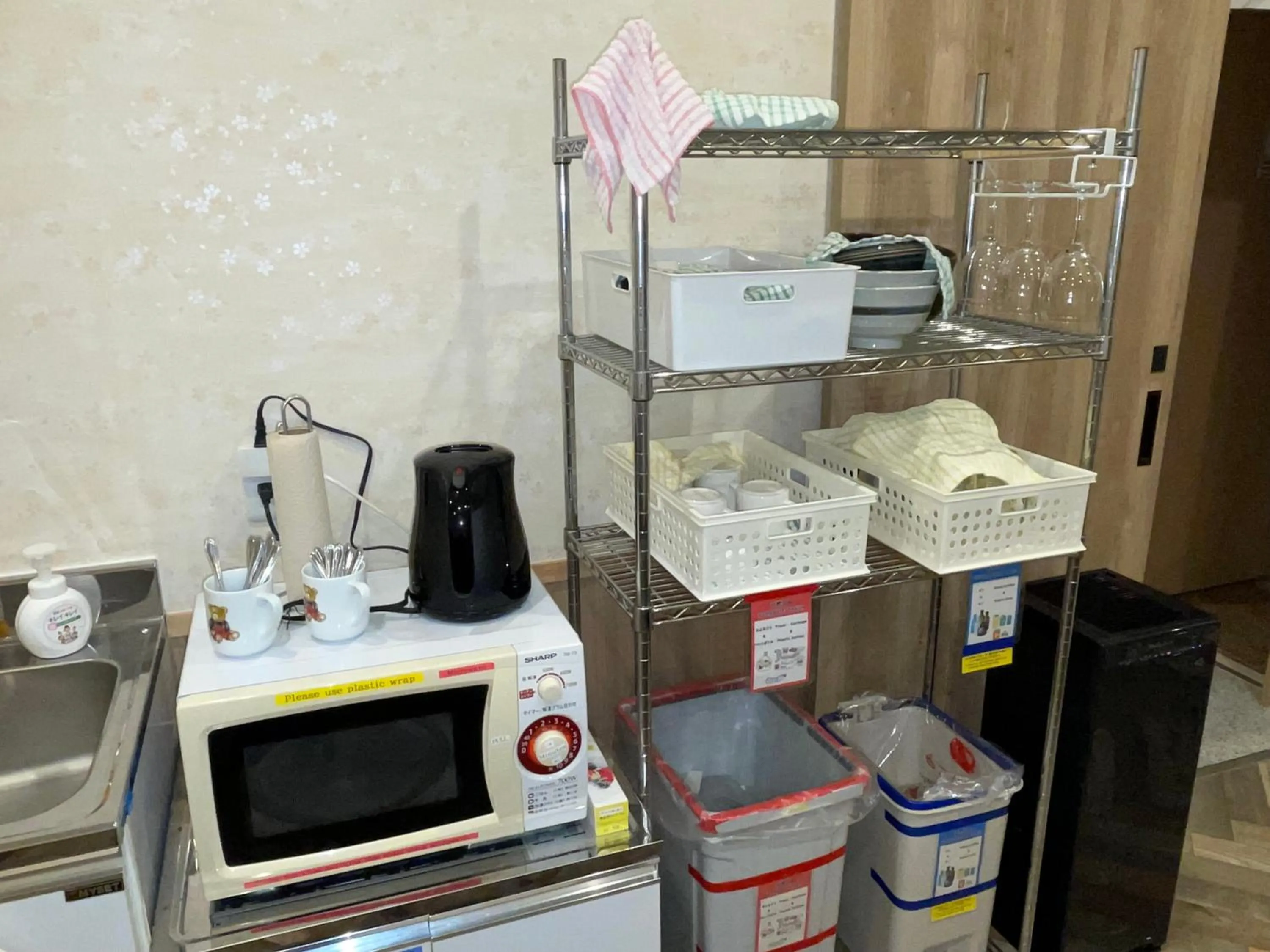 Communal kitchen in GuestHouse Guu