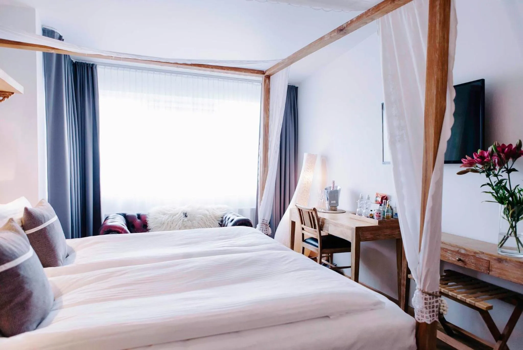 Photo of the whole room, Bed in Eyja Guldsmeden Hotel