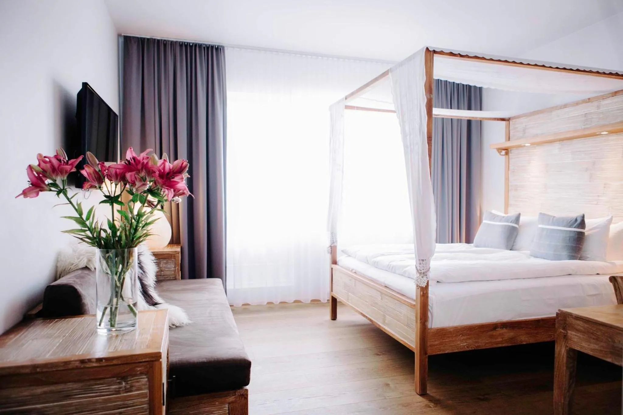 Photo of the whole room, Bed in Eyja Guldsmeden Hotel