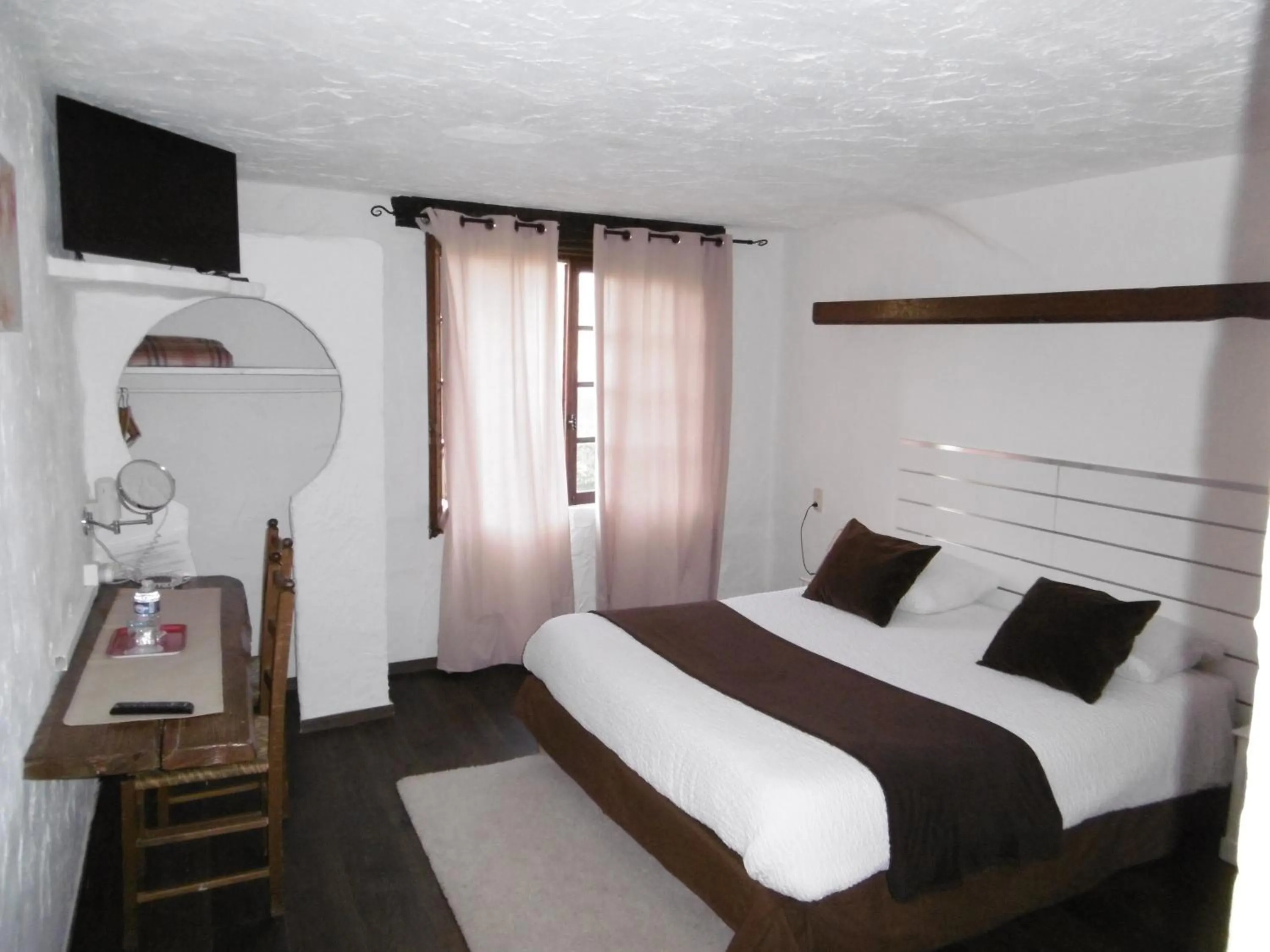 Photo of the whole room, Bed in Le Relais Des Vieilles Postes