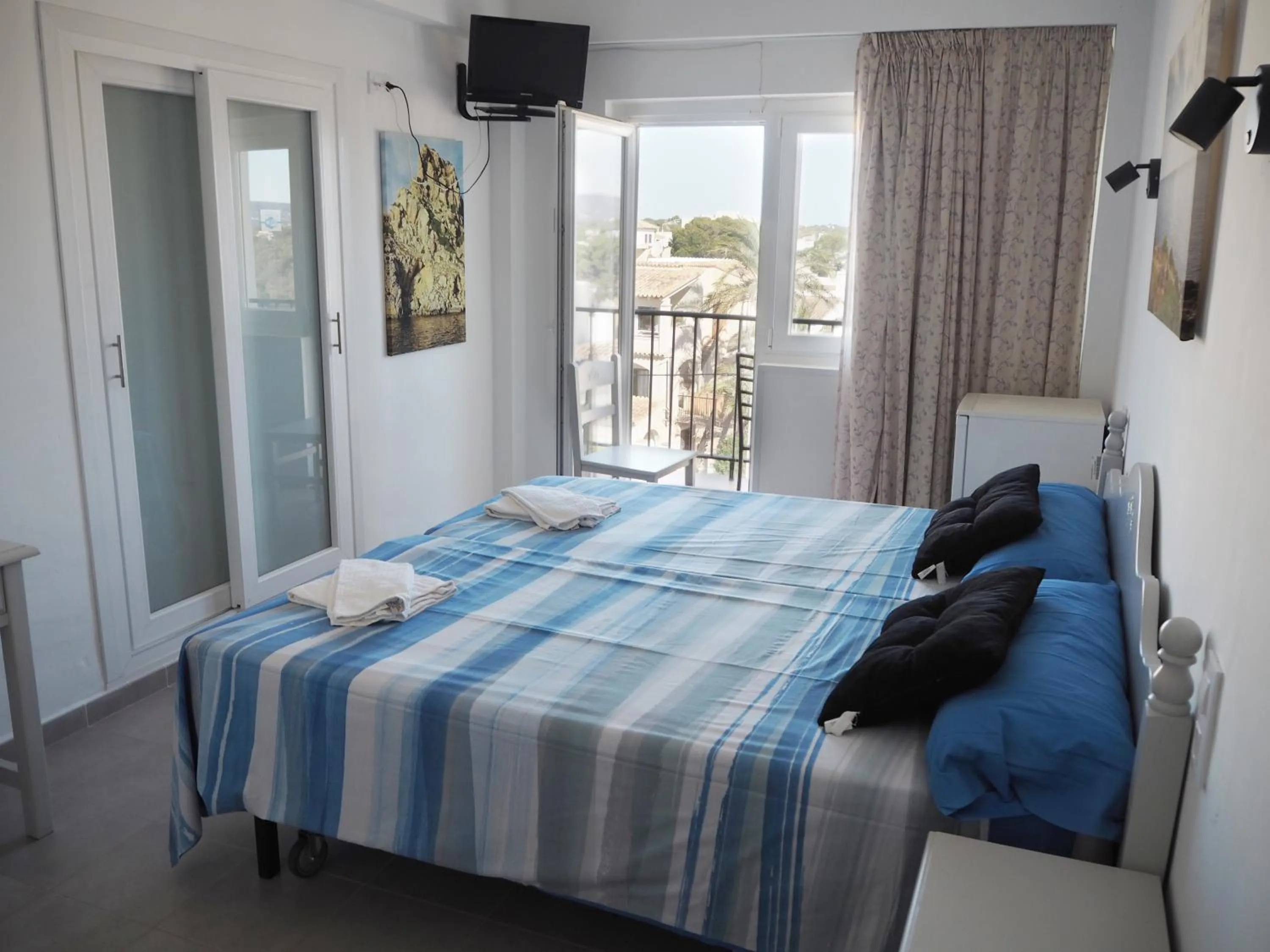 Photo of the whole room, Bed in Hotel Rocamar