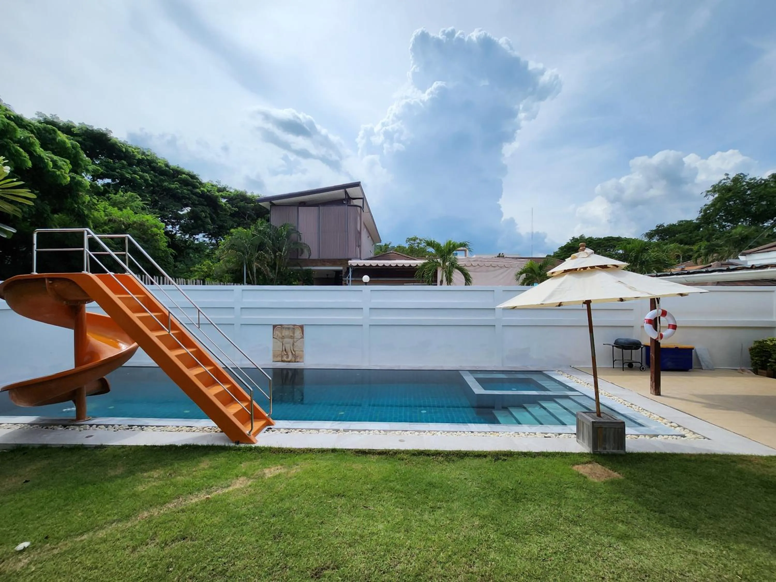 Property building in ทิวาพูลวิลล่า หัวหิน Thiva Pool Villa Hua Hin