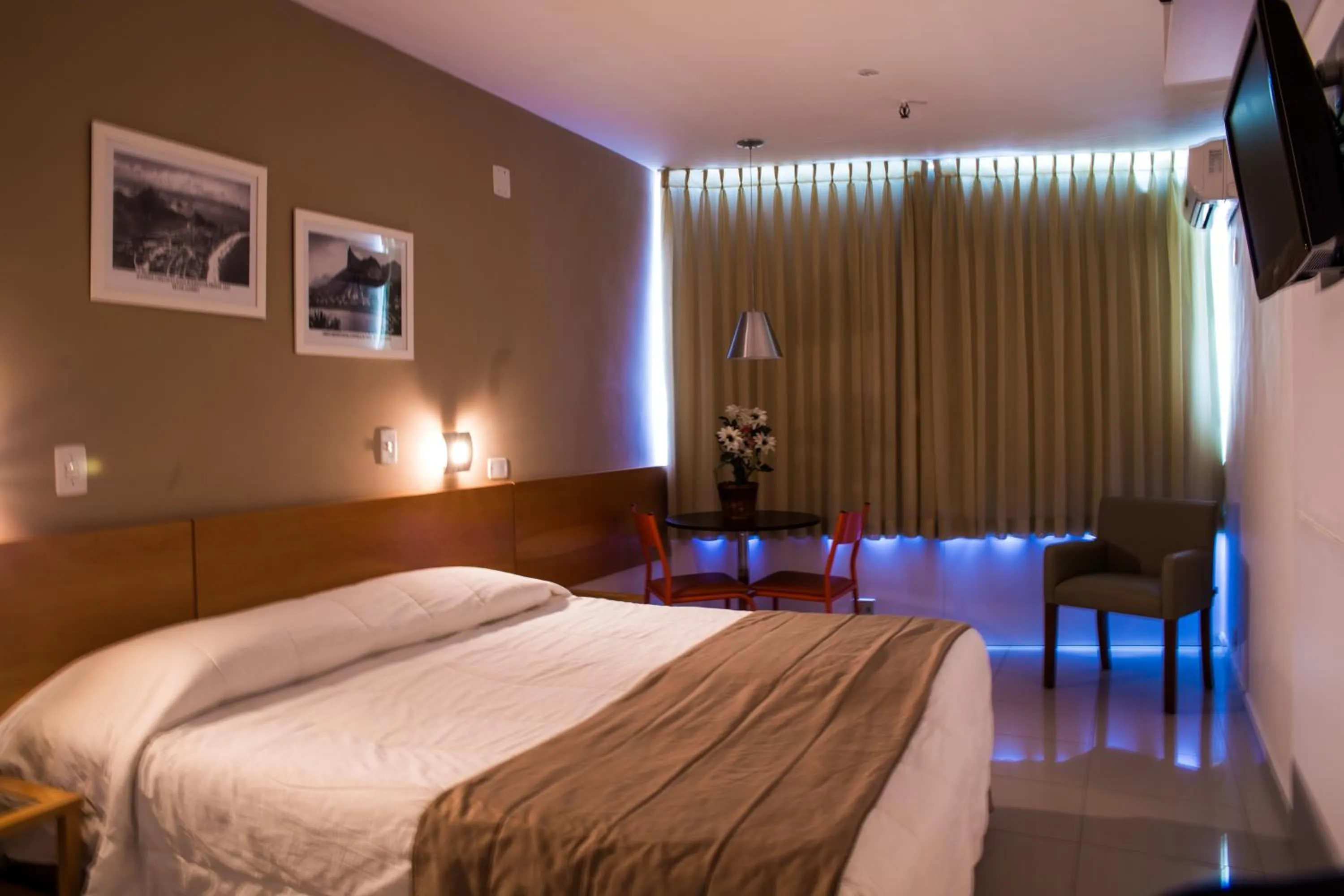 Photo of the whole room, Bed in Atlantis Copacabana Hotel