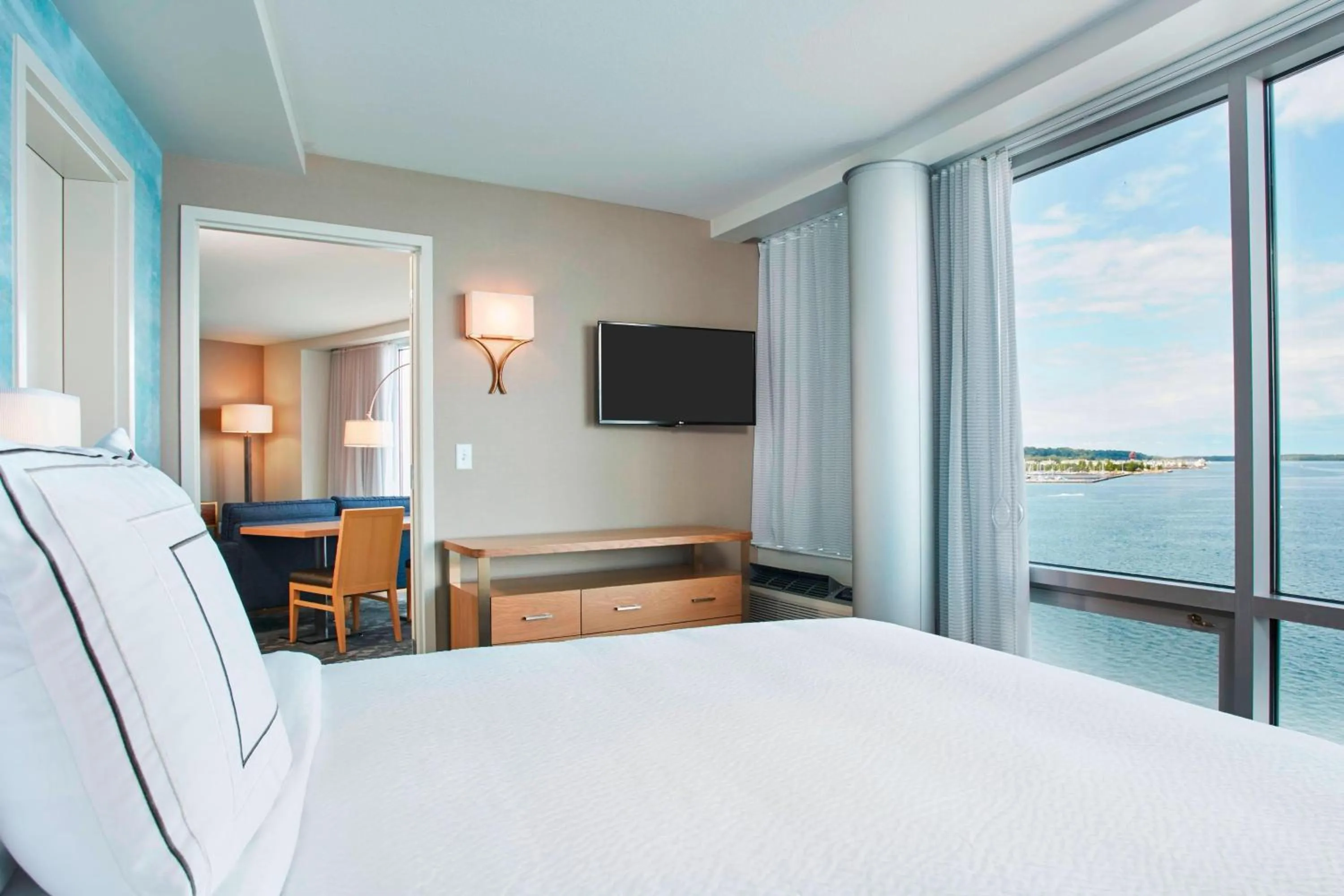 Bedroom, Bed in Courtyard by Marriott Erie Bayfront