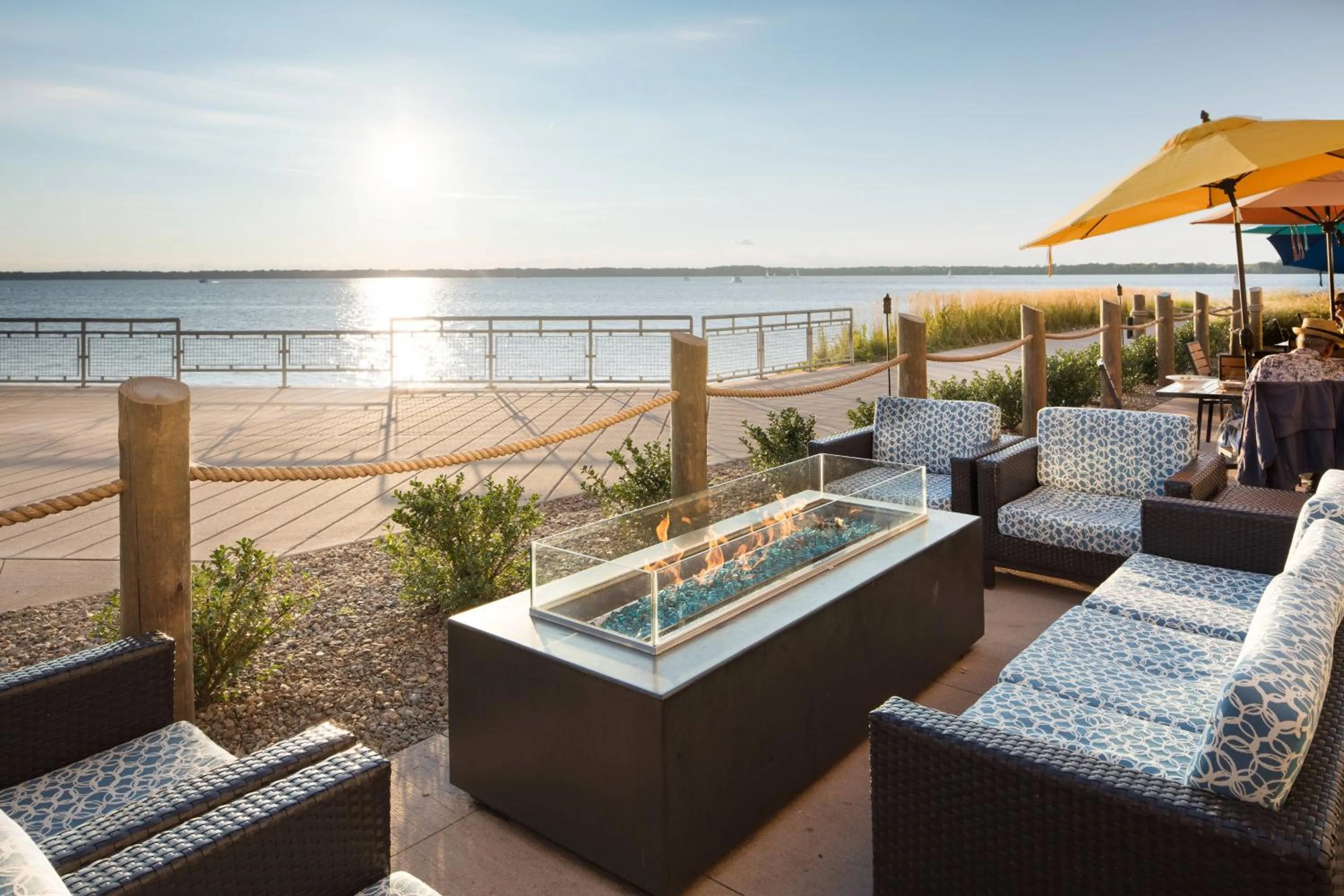 Lounge or bar in Courtyard by Marriott Erie Bayfront