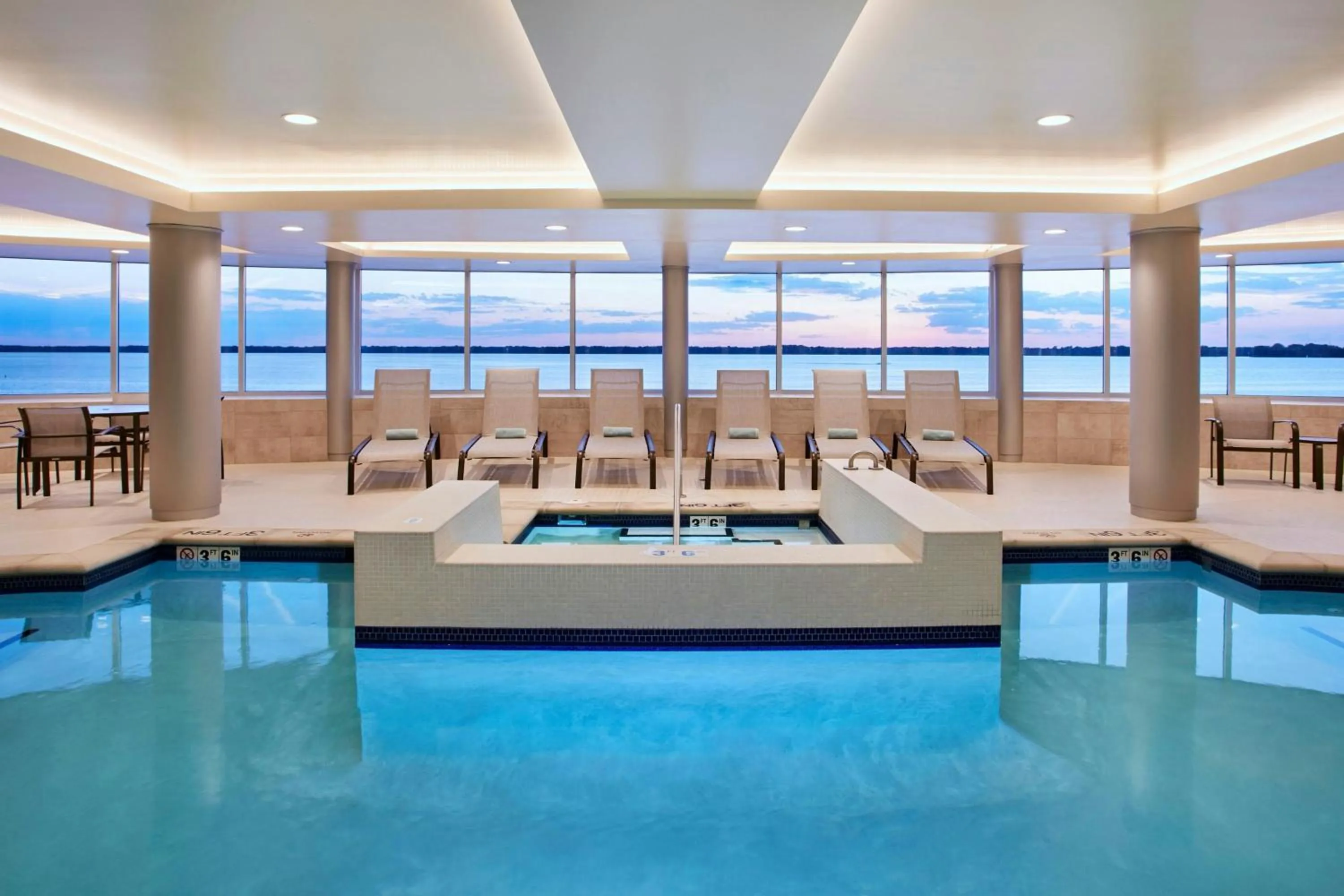 Swimming pool in Courtyard by Marriott Erie Bayfront