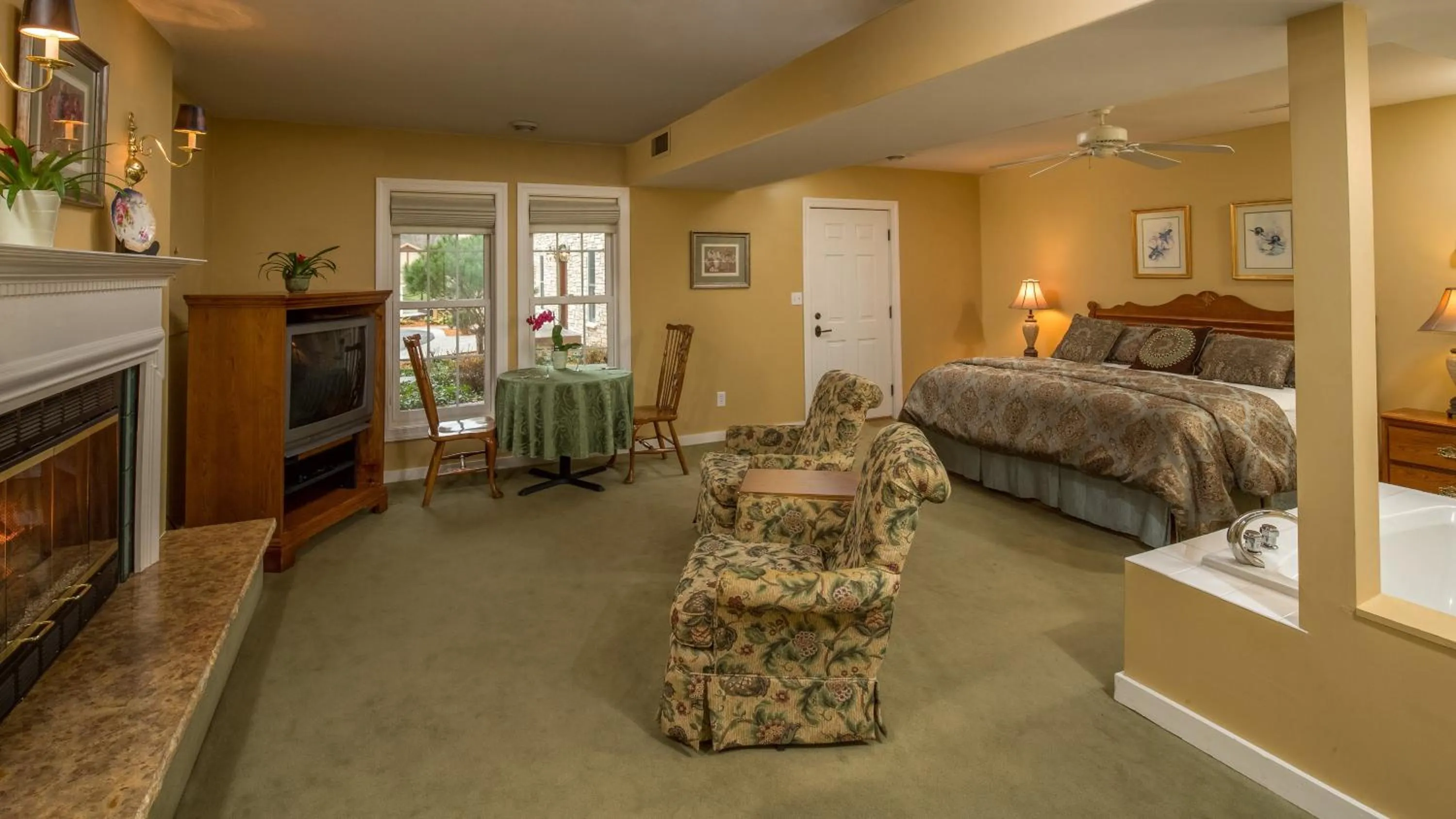 Living room, Bed in Goldmoor Inn & Resort