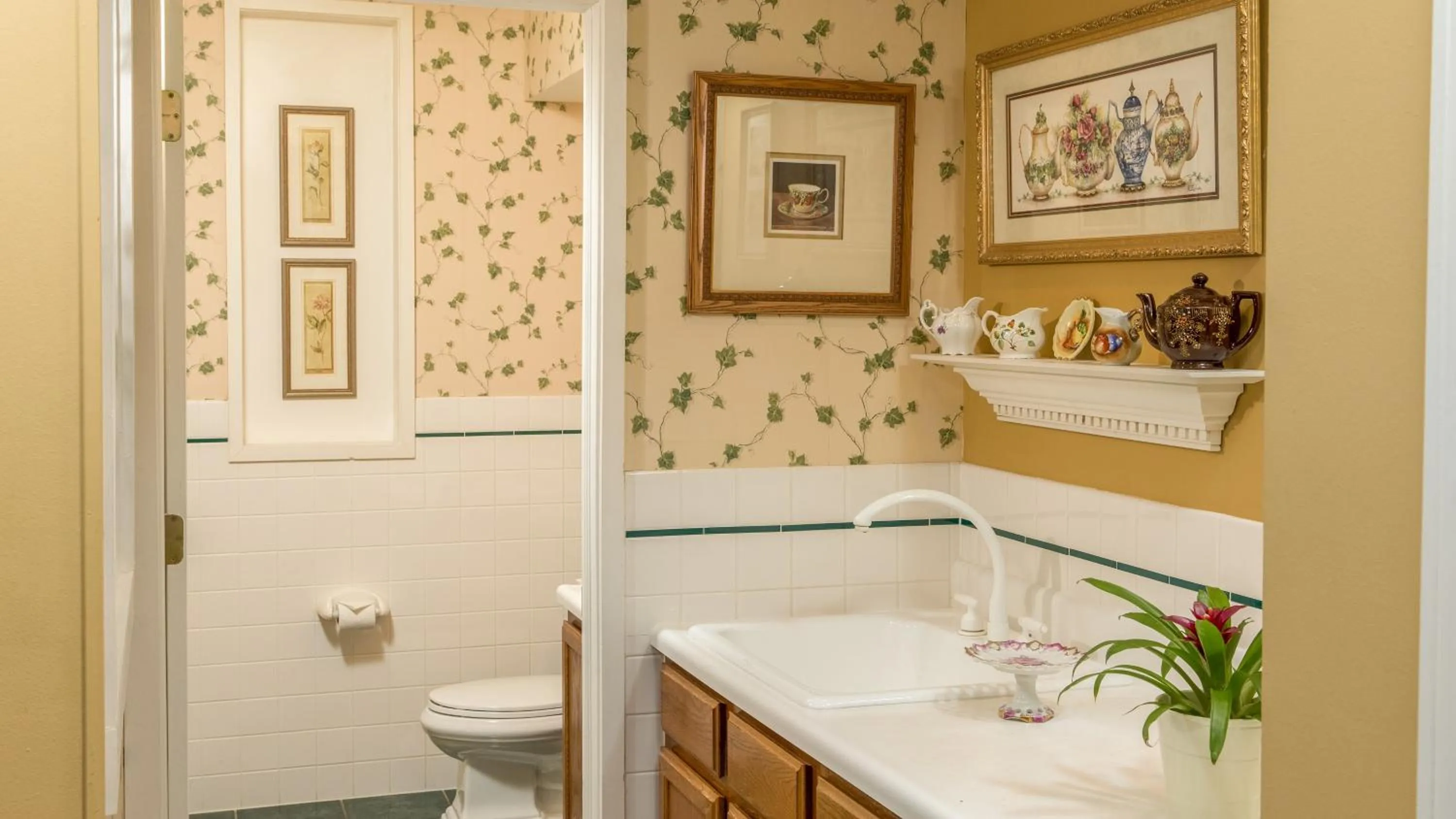 Bathroom in Goldmoor Inn & Resort