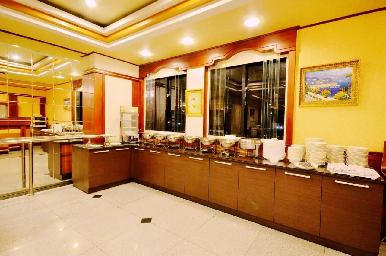 Restaurant/places to eat in Abbo Hotel