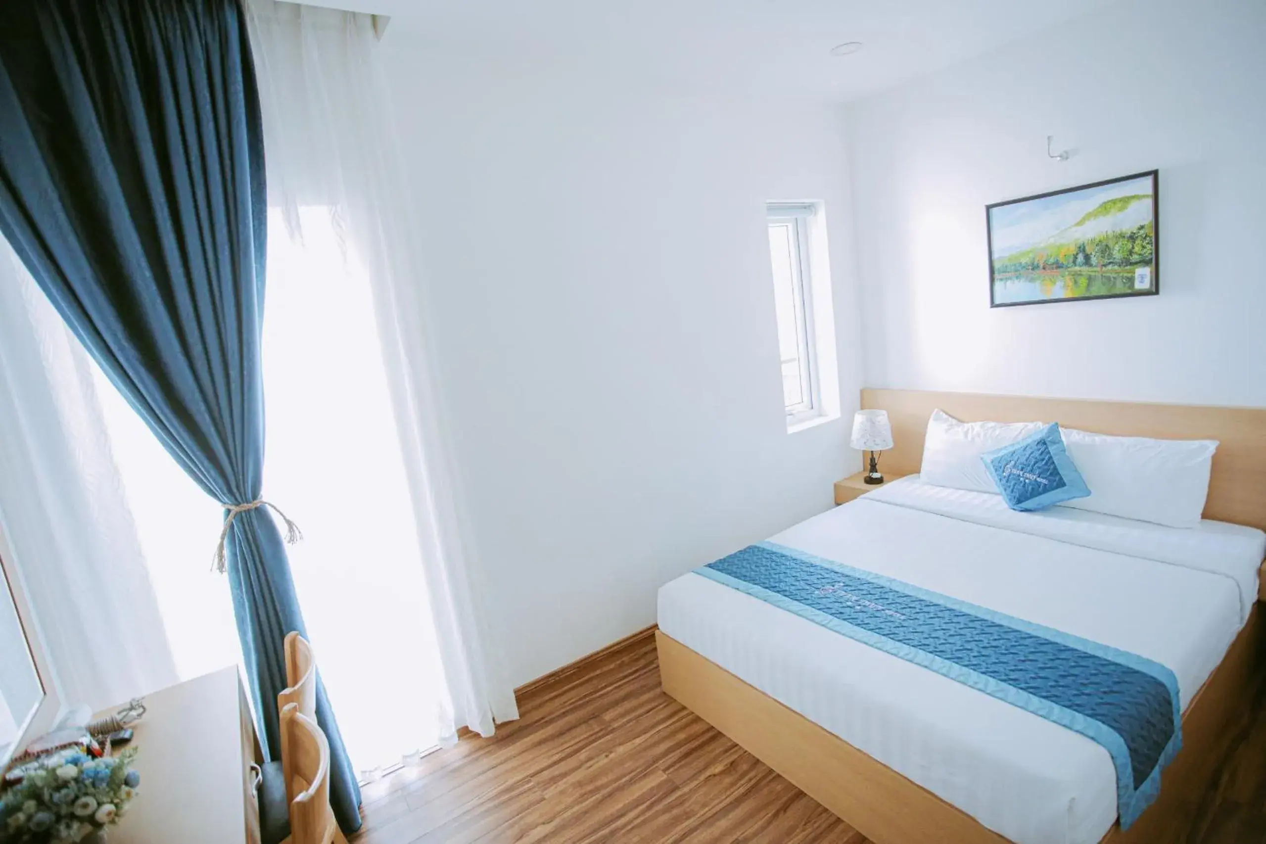 Deluxe Double Room with Balcony in Tuan Thuy Hotel Deluxe Double Room with Balcony in Tuan Thuy Hotel