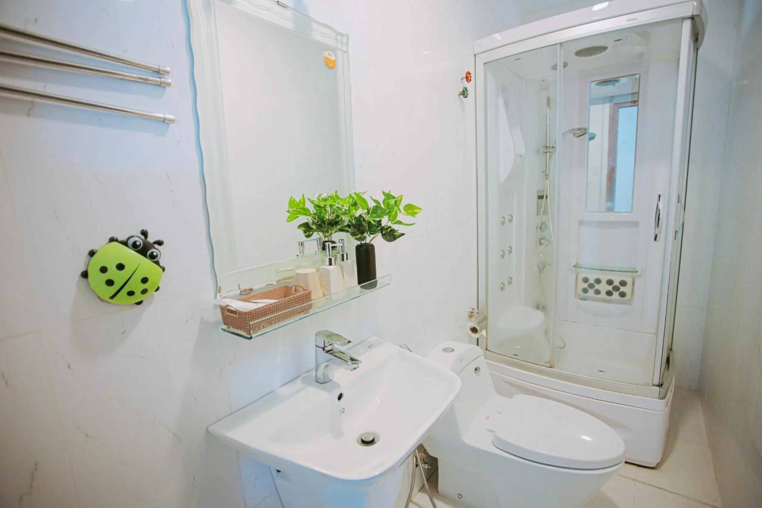 Toilet in Tuan Thuy Hotel