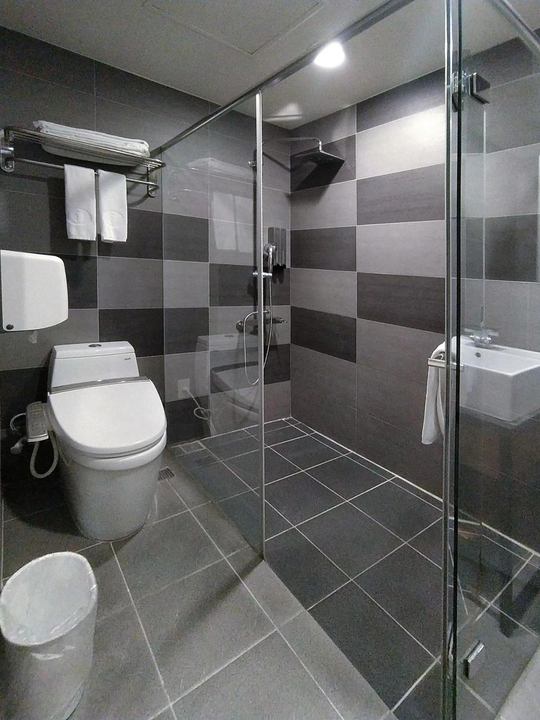 Shower in Hotel J Taoyuan