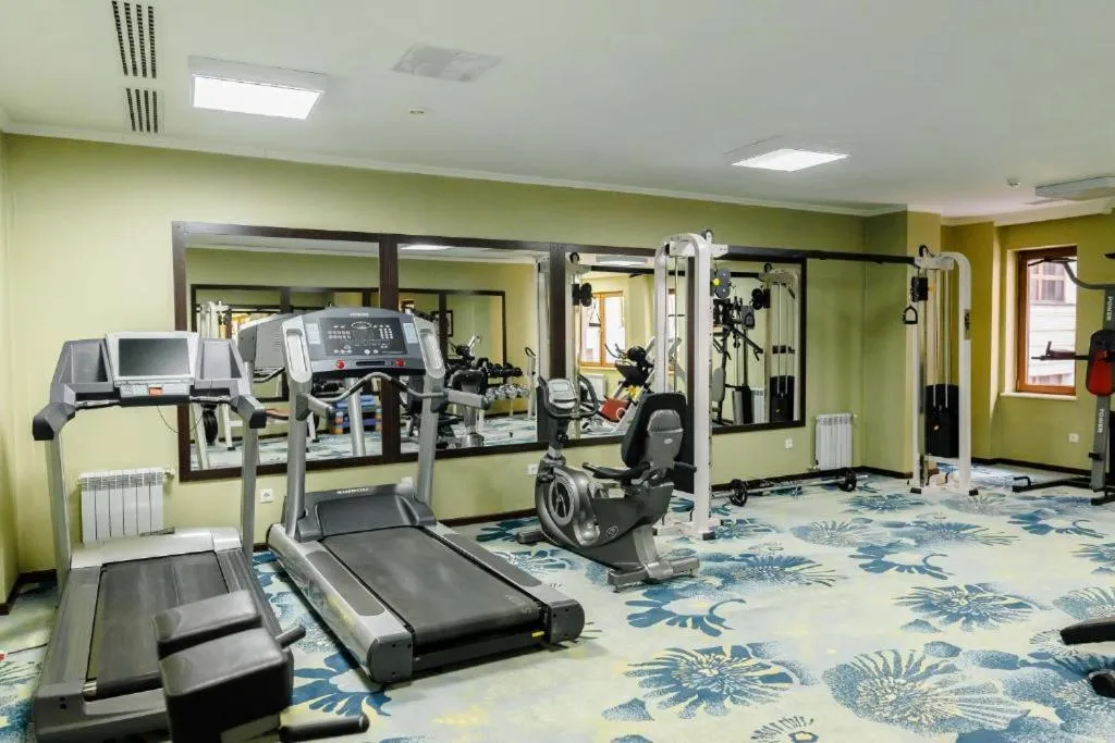Fitness centre/facilities in Shera Inn Hotel