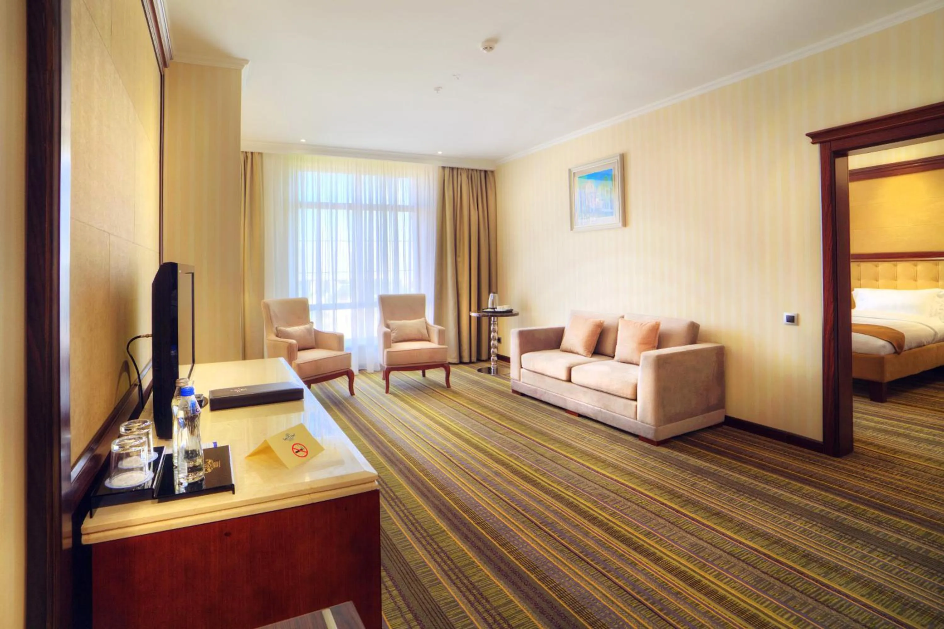 Living room, Bed in Shera Inn Hotel