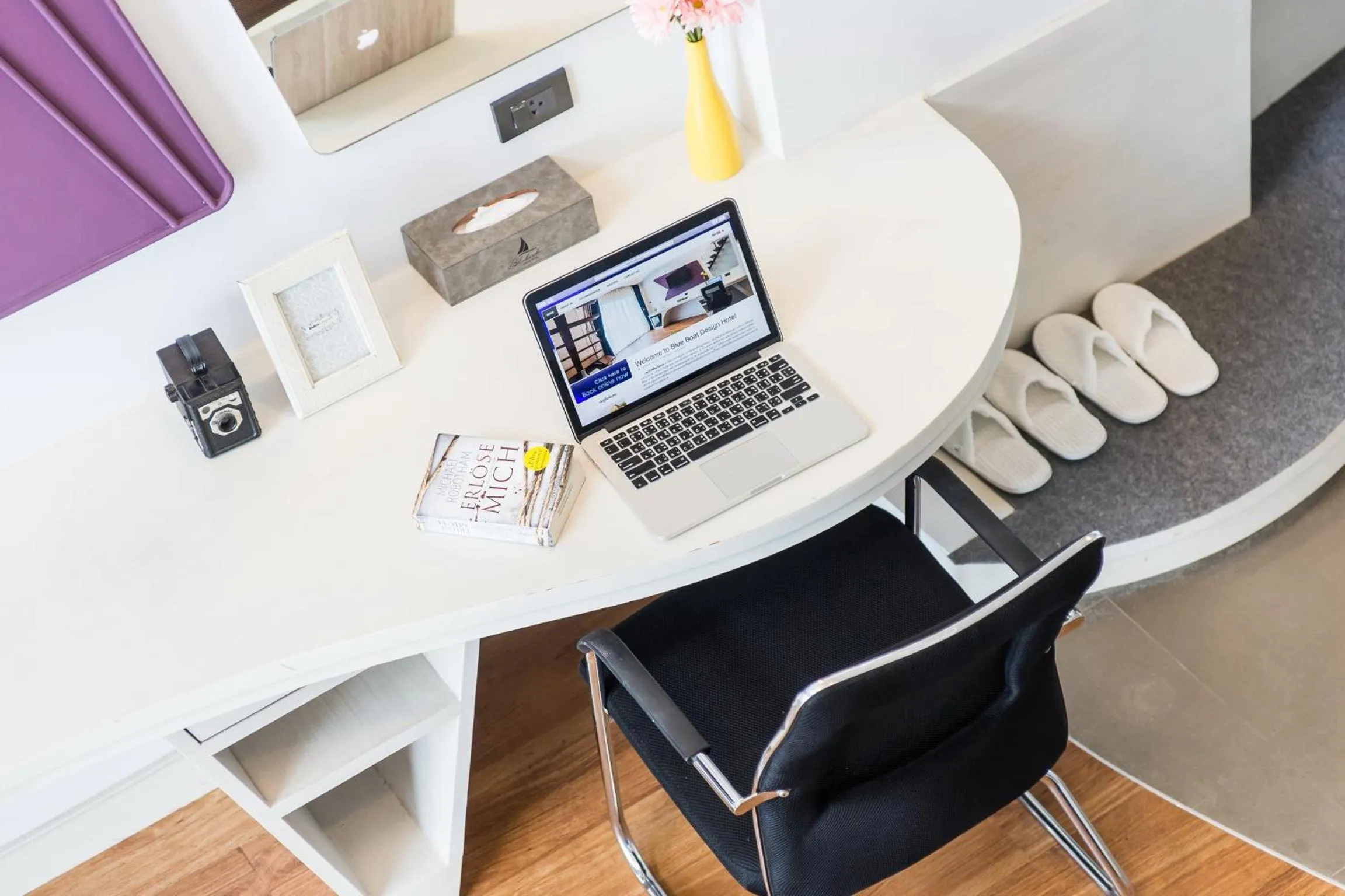 Decorative detail in Blue Boat Hotel JC