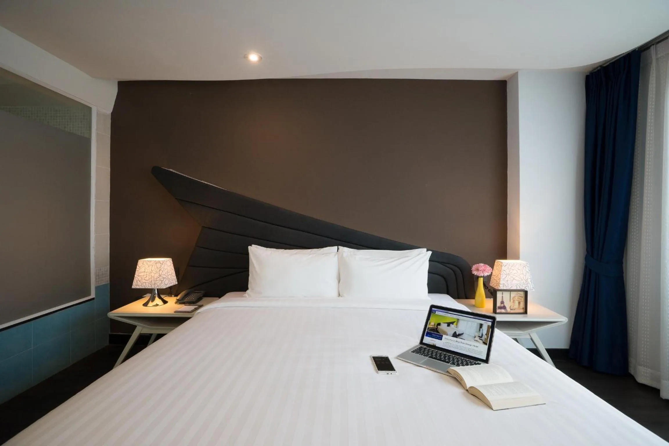 Bedroom, Bed in Blue Boat Hotel JC