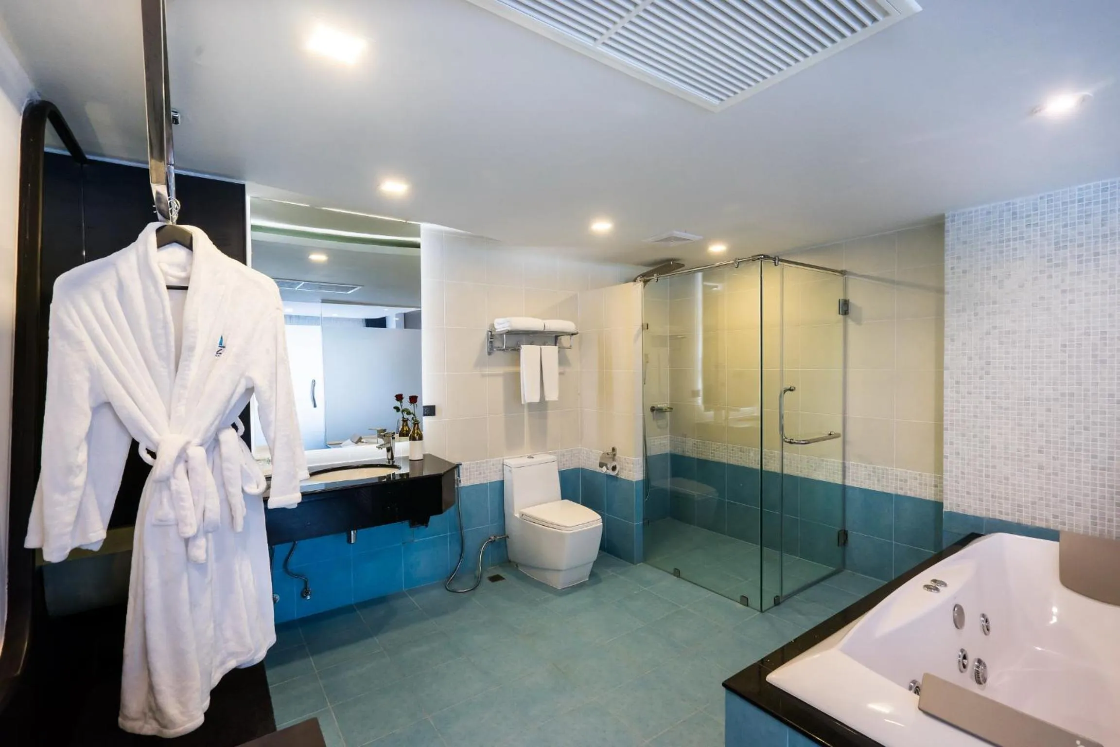 Shower in Blue Boat Hotel JC