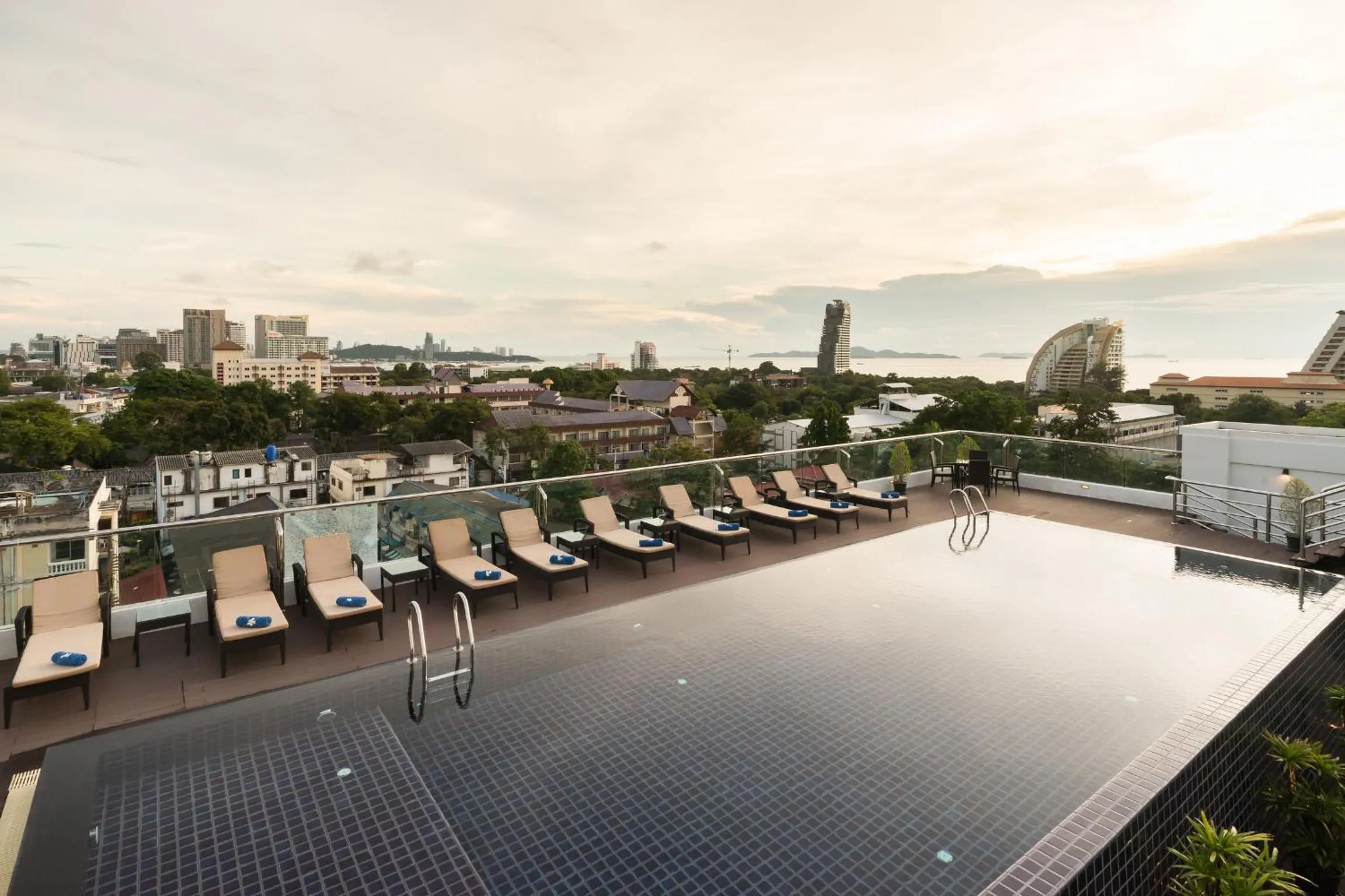 Day in Blue Boat Hotel JC